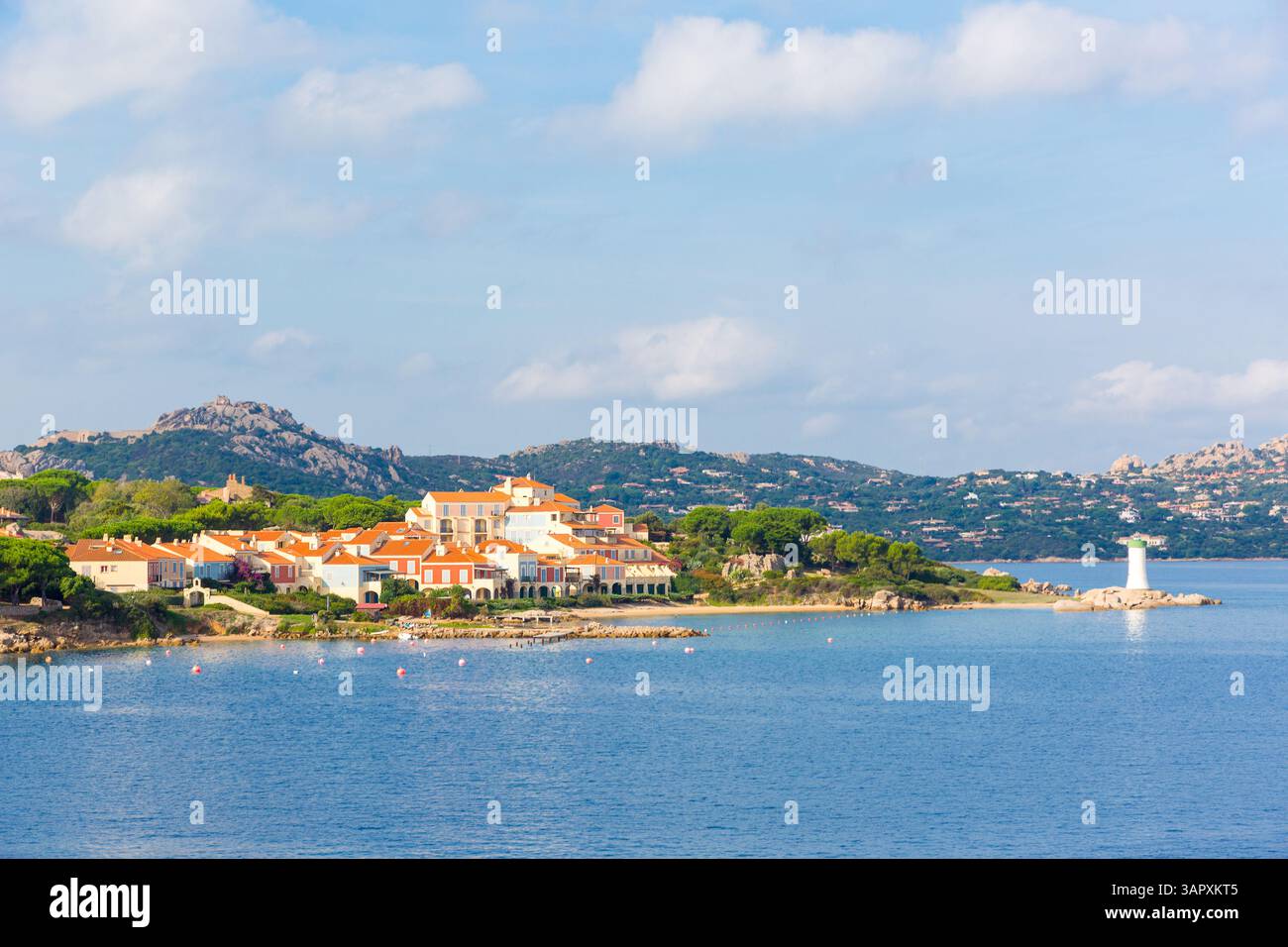 Ammira la città di la Maddalena dal traghetto, Sardegna, Italia Foto Stock