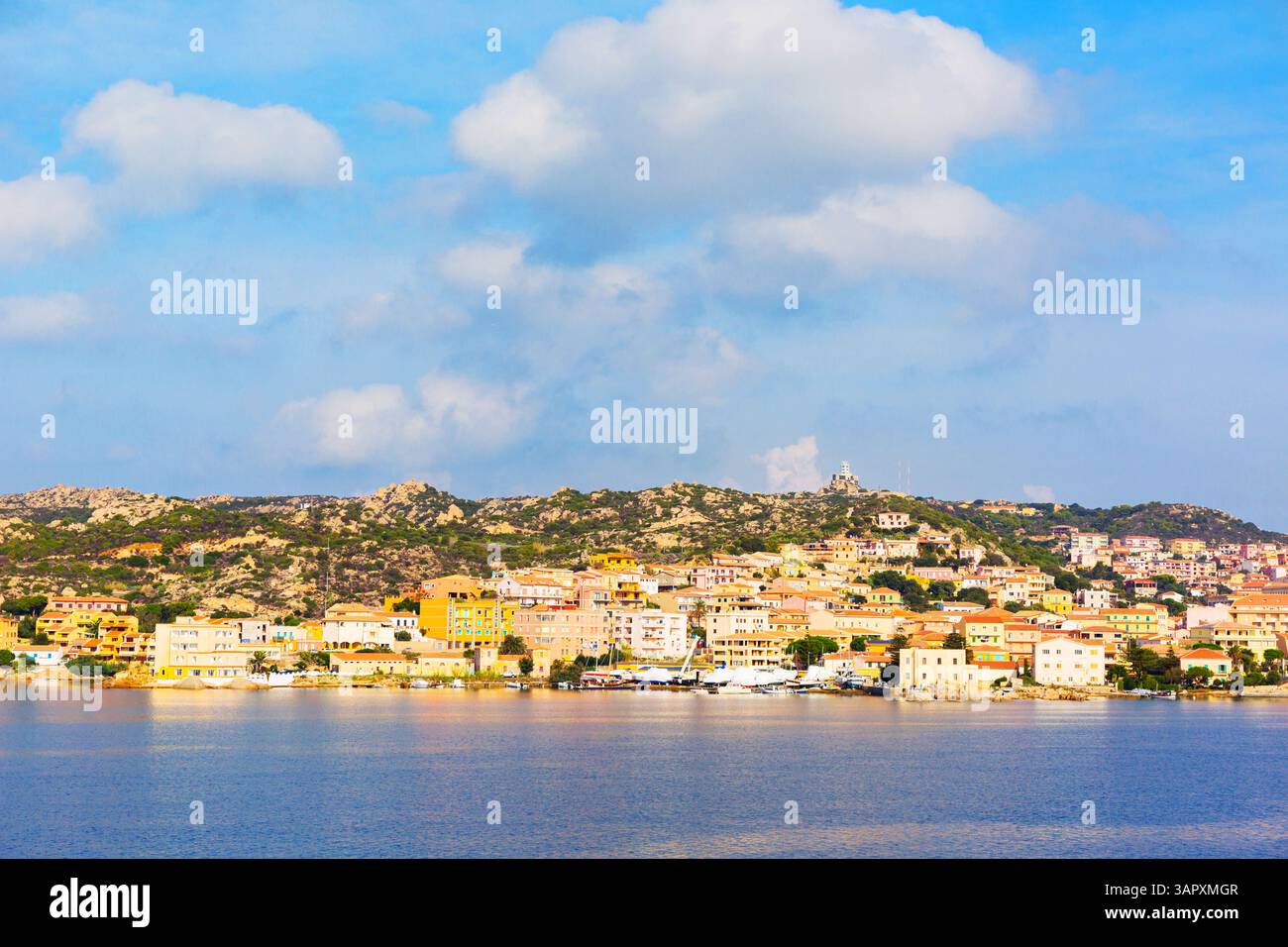 Ammira la città di la Maddalena dal traghetto, Sardegna, Italia Foto Stock