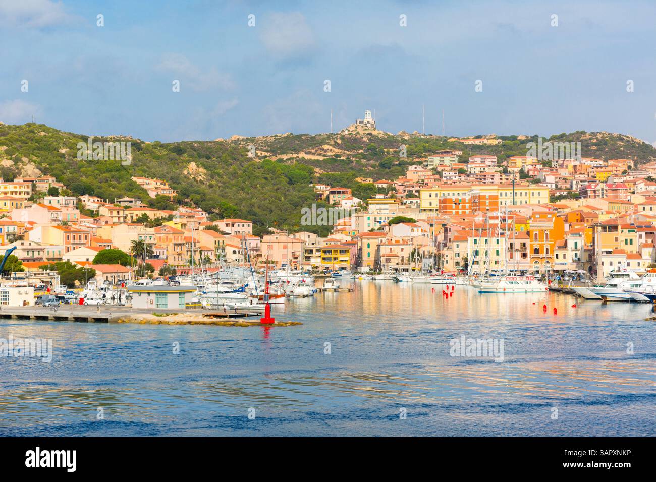 Ammira la città di la Maddalena dal traghetto, Sardegna, Italia Foto Stock