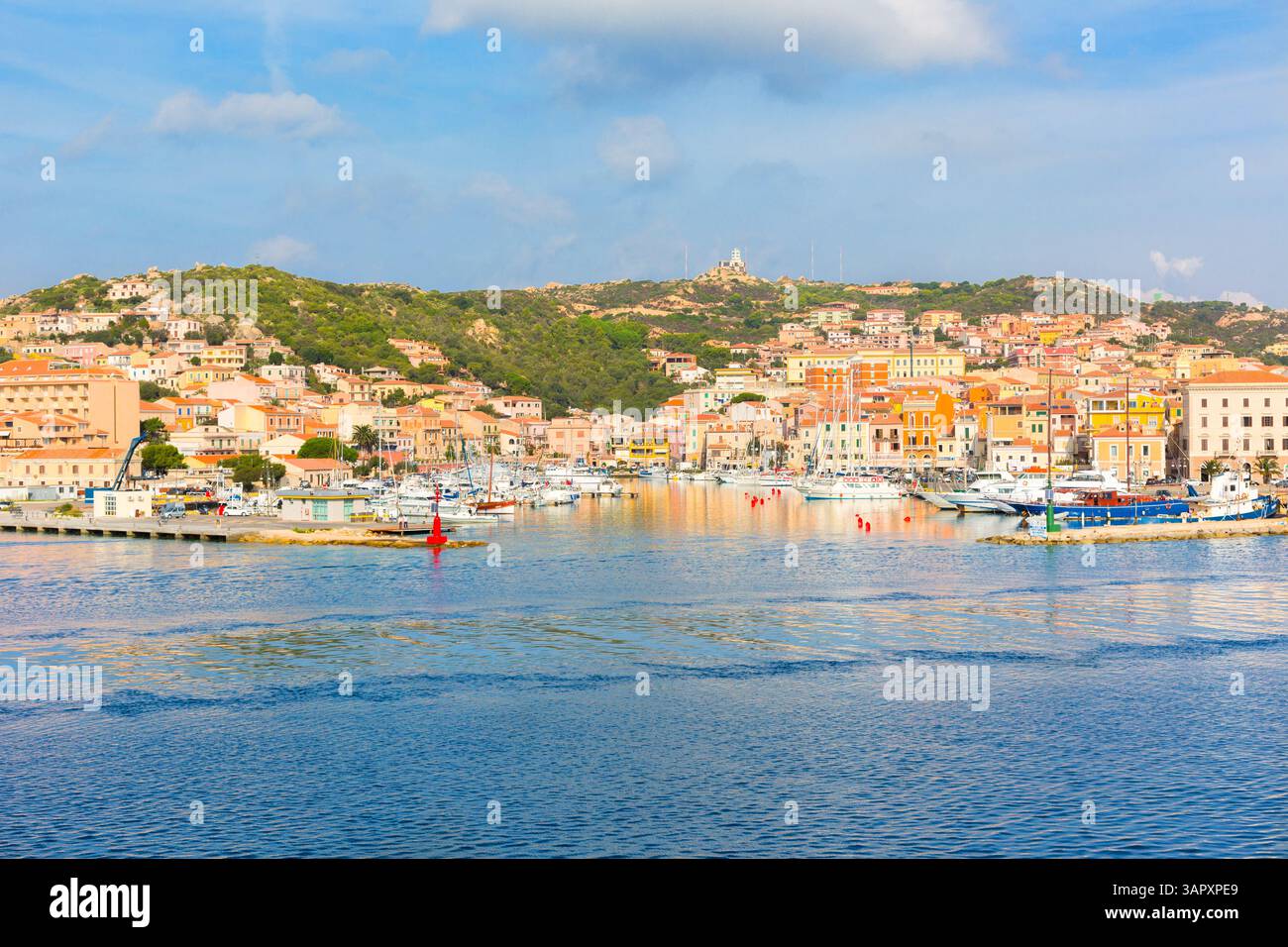 Ammira la città di la Maddalena dal traghetto, nel nord della Sardegna, in Italia Foto Stock