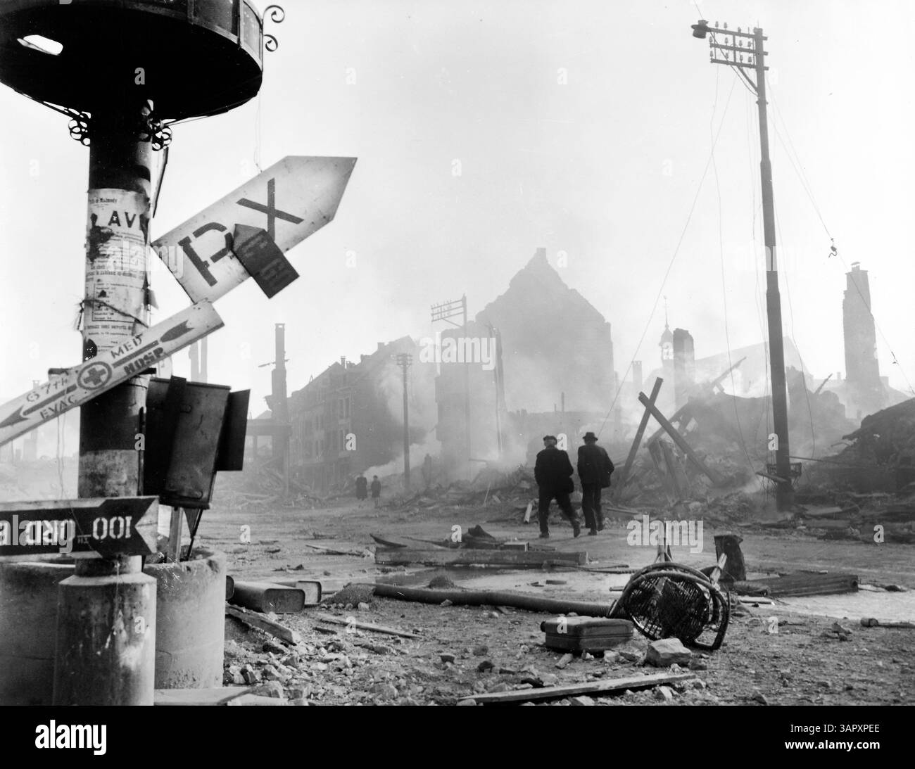 Segnali lasciati indietro dalle truppe statunitensi che occupano Malmedy, in Belgio, prima che venisse riconquistata dai tedeschi in controffensiva, U.S. Army Signal Corps, 28 dicembre 1944 Foto Stock