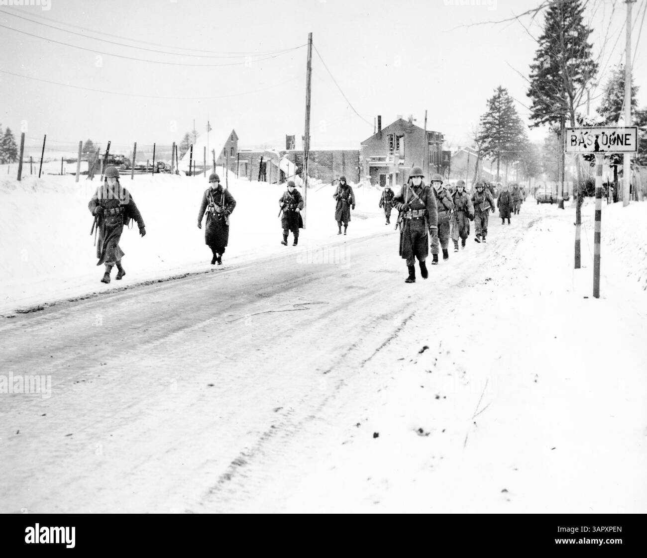 Membri della 101st Airborne Division degli Stati Uniti in fuga da Bastogne, Belgio, per scacciare i tedeschi che li assediano da dieci giorni, fuori da una città vicina, U.S. Army Signal Corps, 29 dicembre 1944 Foto Stock