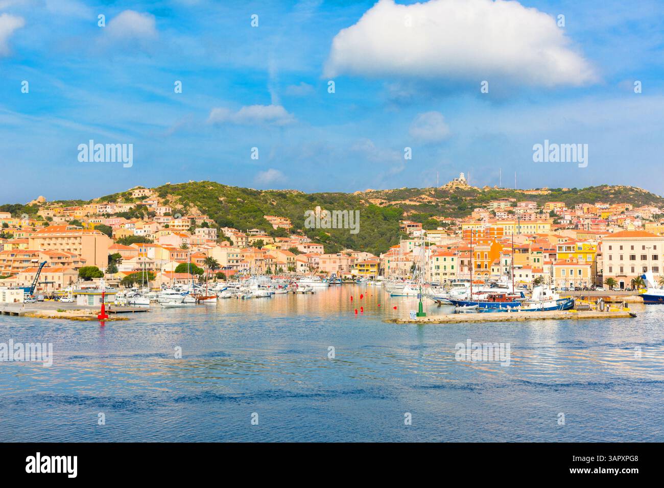 Ammira il porto turistico di la Maddalena dal traghetto, Sardegna, Italia Foto Stock