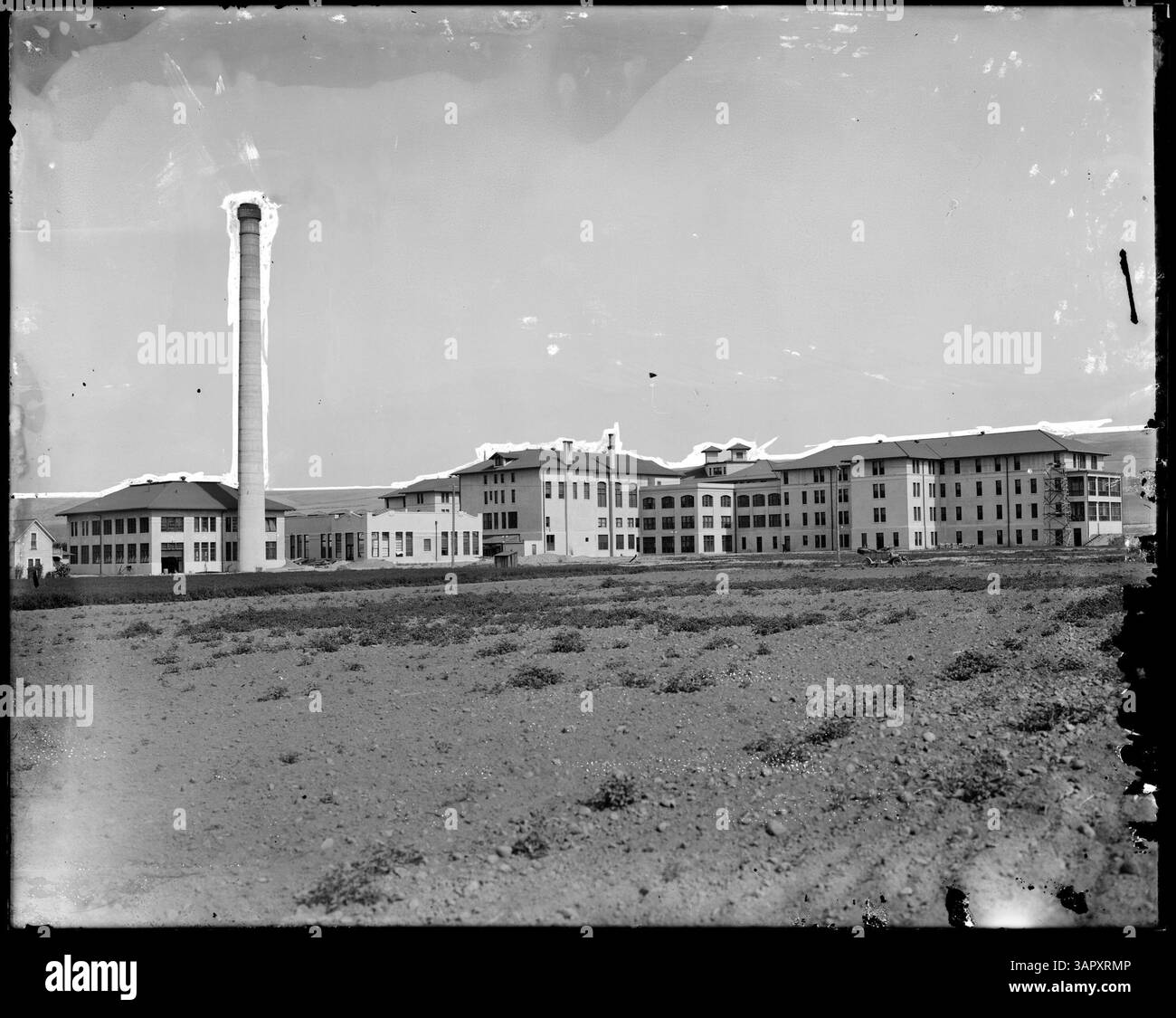 Questa fotografia di Lee Moorhouse raffigura l'Eastern Oregon State Hospital di Pendleton, catturando l'architettura istituzionale e il paesaggio durante i primi anni del XX secolo. Foto Stock
