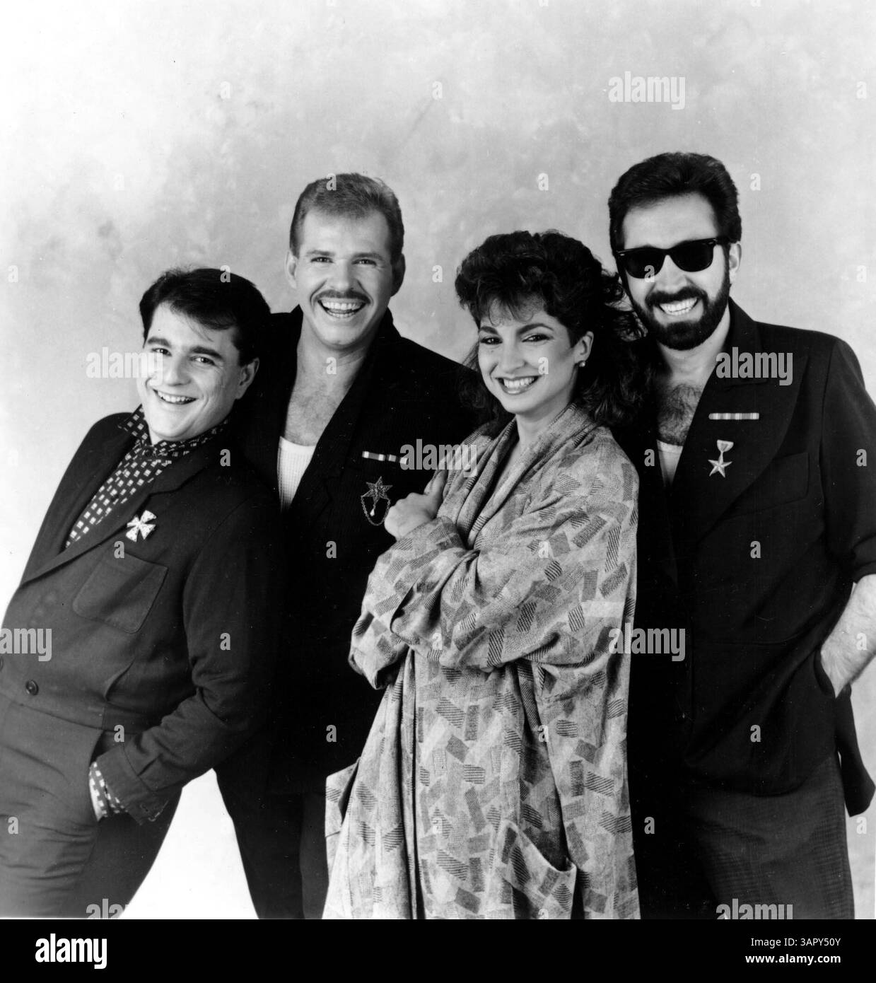 1 GENNAIO 2011 - MIAMI SOUND MACHINE. (DA L A R) MARCOS AVILA, KIKI GARCIA, GLORIA ESTEFAN ED EMILIO ESTEFAN. FORNITO DA SMP/(immagine di credito: © Globe Photos/ZUMAPRESS.com) Foto Stock