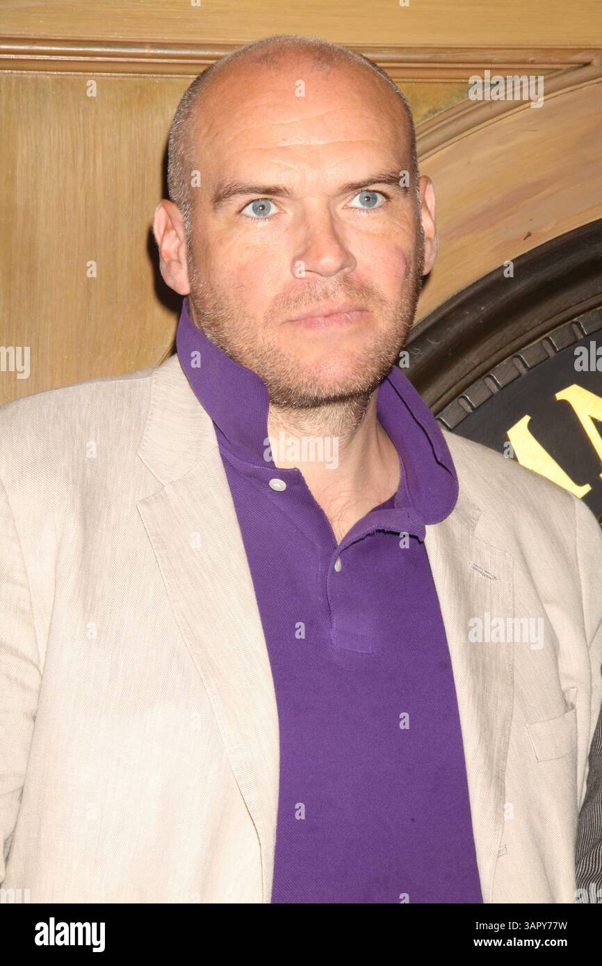 25 luglio 2011 - New York, New York, Stati Uniti - JOHN MICHAEL McDonagh direttore, al Friar's Club per presentare Don Cheadle e Brendon Gleeson con 'Best New Buddy. Comedy Duo Award'' per la loro interpretazione nel film 'The GUARD' 7-25-2011 . 2011.(immagine di credito: © John Barrett/Globe Photos/ZUMAPRESS.com) Foto Stock