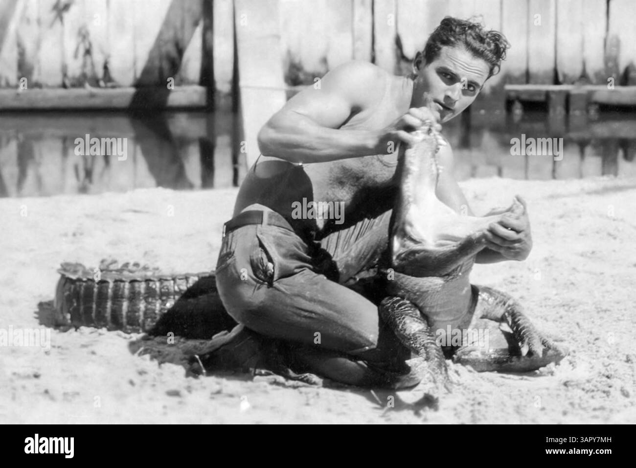 Il lottatore di alligatori George Coppinger al Pirate Cove di Coppinger e al Seminole Indian Village lungo le Everglades a Miami, Florida, c1930. (USA) Foto Stock