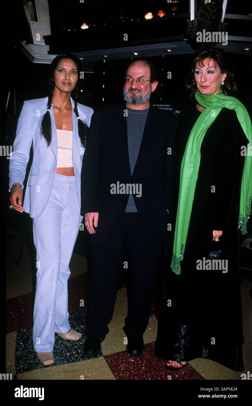 25 luglio 2011 - New York, New York, Stati Uniti - K18108HMC.PADMA LAKSHMI, SALMAN RUSHDIE e ANJELICA HUSTON. Premiere ''Agnes Brown''. Loews e-Walk Theater, New York. 2000 (immagine di credito: © Henry McGee/Globe Photos/ZUMAPRESS.com) Foto Stock