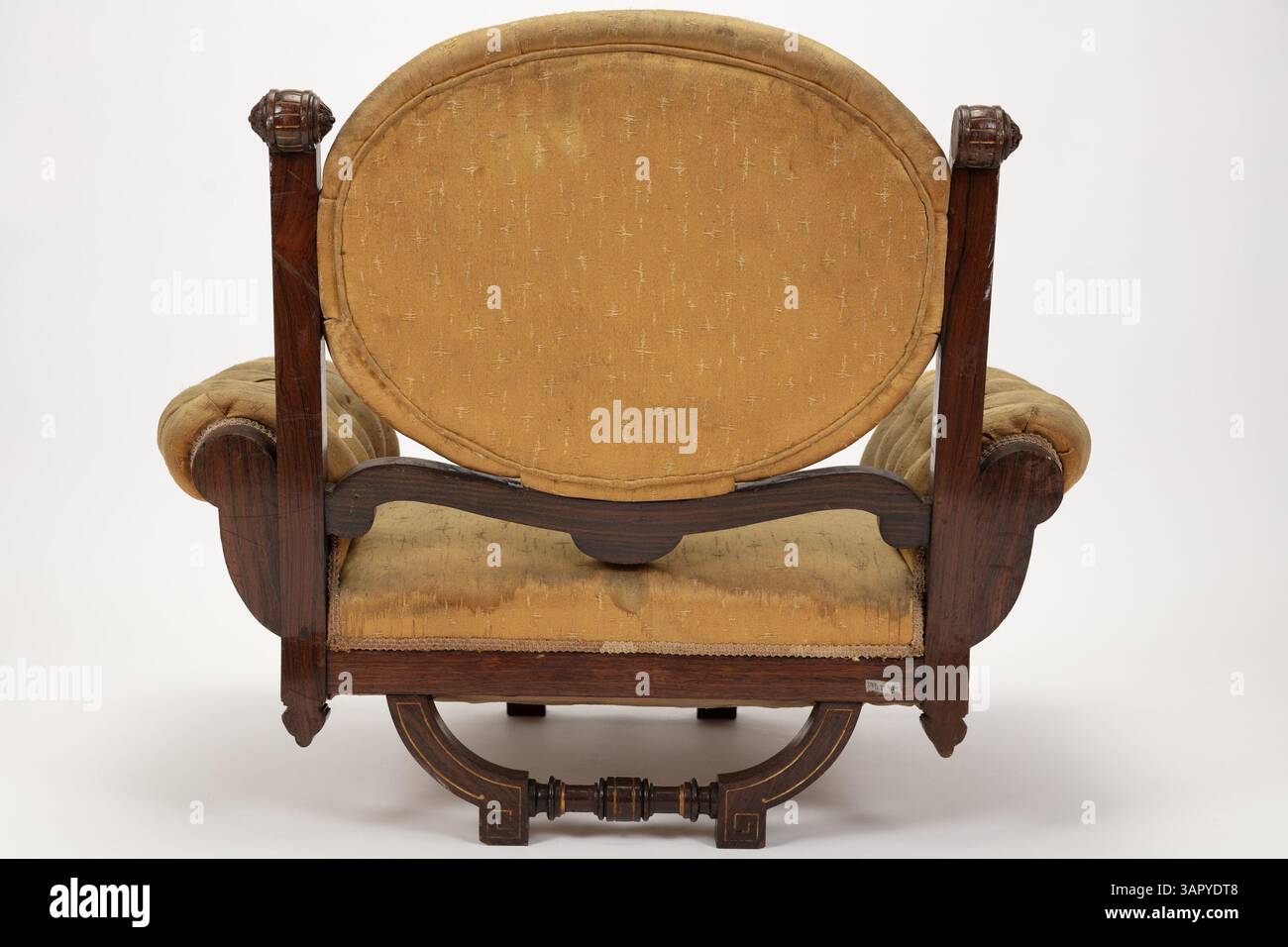 Questa poltrona rivestita in oro in stile vittoriano, utilizzata come supporto nelle esibizioni di Katherine Dunham's Dance Troupe, presenta intarsi floreali, intagli dorati e una base distinta con piedi appuntiti e lunghi pezzi di legno per un equilibrio perfetto. Foto Stock