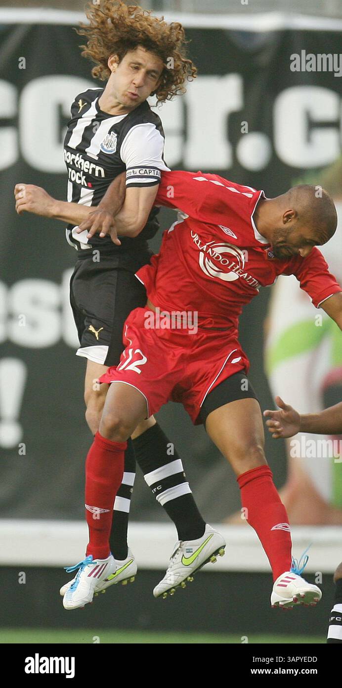 23 luglio 2011 - Orlando, FL, USA - Fabricio Coloccini, Left, del Newcastle United e Matt Luzunaris, Right degli Orlando City Lions, si scontrano al Florida Citrus Bowl sabato 23 luglio 2011. (Immagine di credito: © Stephen M. Dowell/Orlando Sentinel/MCT/ZUMAPRESS.com) Foto Stock