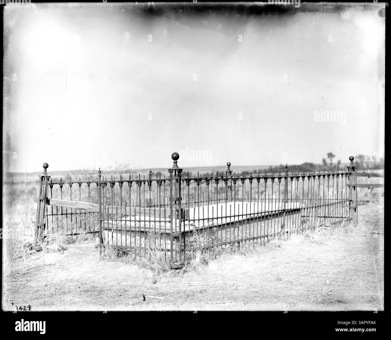 Una fotografia (PH036 1429) di Lee Moorhouse che mostra il monumento Marcus Whitman a Waiilatpu, Washington. L'immagine cattura il monumento storico che commemora il ruolo di Whitman nella storia dell'Oregon. Foto Stock