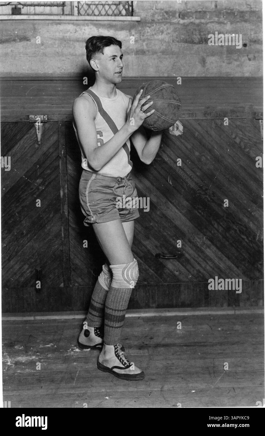 Cyril P. Pesek, noto per il suo coinvolgimento nel basket di St. Thomas, è registrato nella Hennepin County Library. Foto Stock