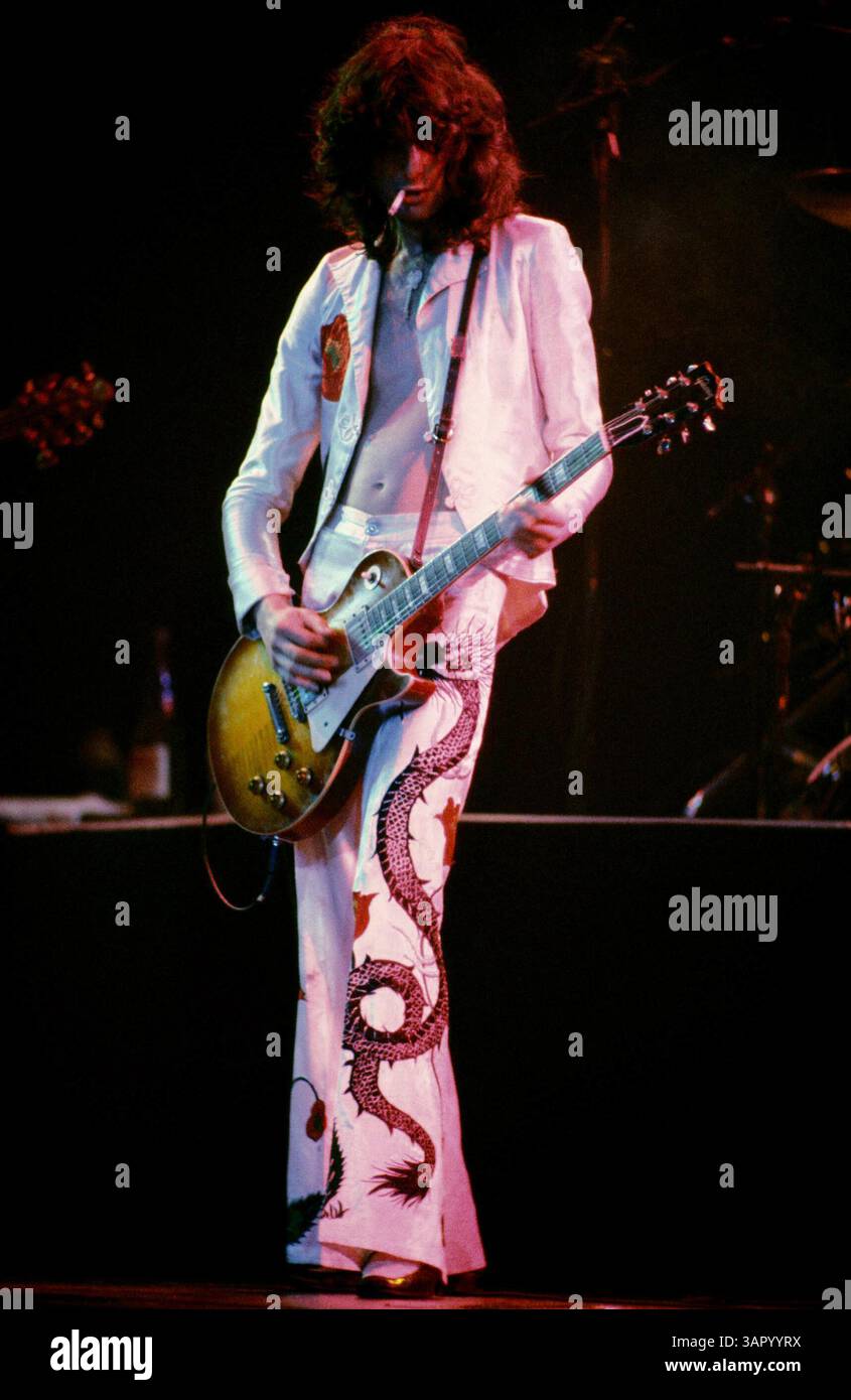 1° aprile 1977, Dallas, Texas, USA: Il cantante e chitarrista JIMMY PAGE dei LED ZEPPELIN che suonano dal vivo sul palco e fumano, indossando tacchi e fondelli con disegno del drago durante lo spettacolo Dallas Memorial Auditorium delle band 1977 USA Tour. (Immagine di credito: © David Woo/ZUMA Wire) Foto Stock