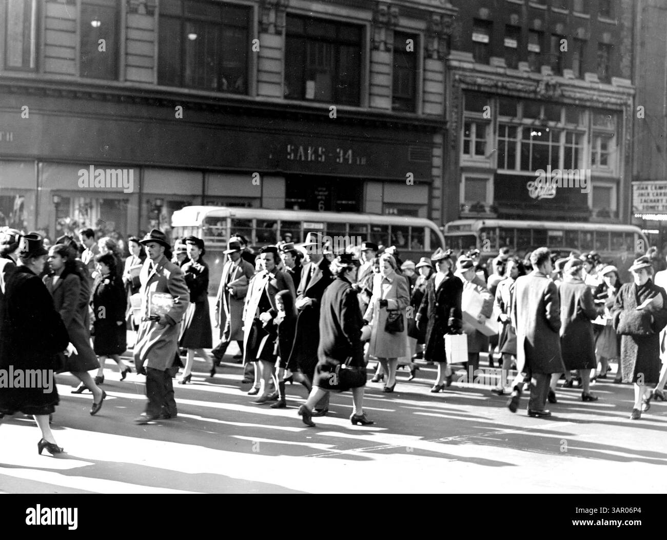 1 gennaio 2011 - SD12/08/1945..NYC. GLI AMANTI DELLO SHOPPING NATALIZIO ALLA 34TH STREET 6TH AVE. . HARRIS EWING (immagine di credito: © Globe Photos/ZUMAPRESS.com) Foto Stock