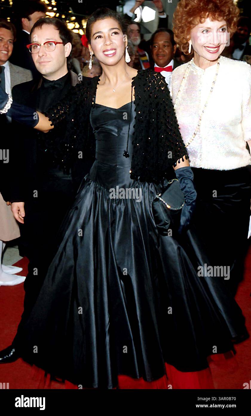 1 GENNAIO 2011 - OSCAR 13188.IRENE CARA. JAMES COLBURN/ / 1984 (immagine di credito: © Globe Photos/ZUMAPRESS.com) Foto Stock