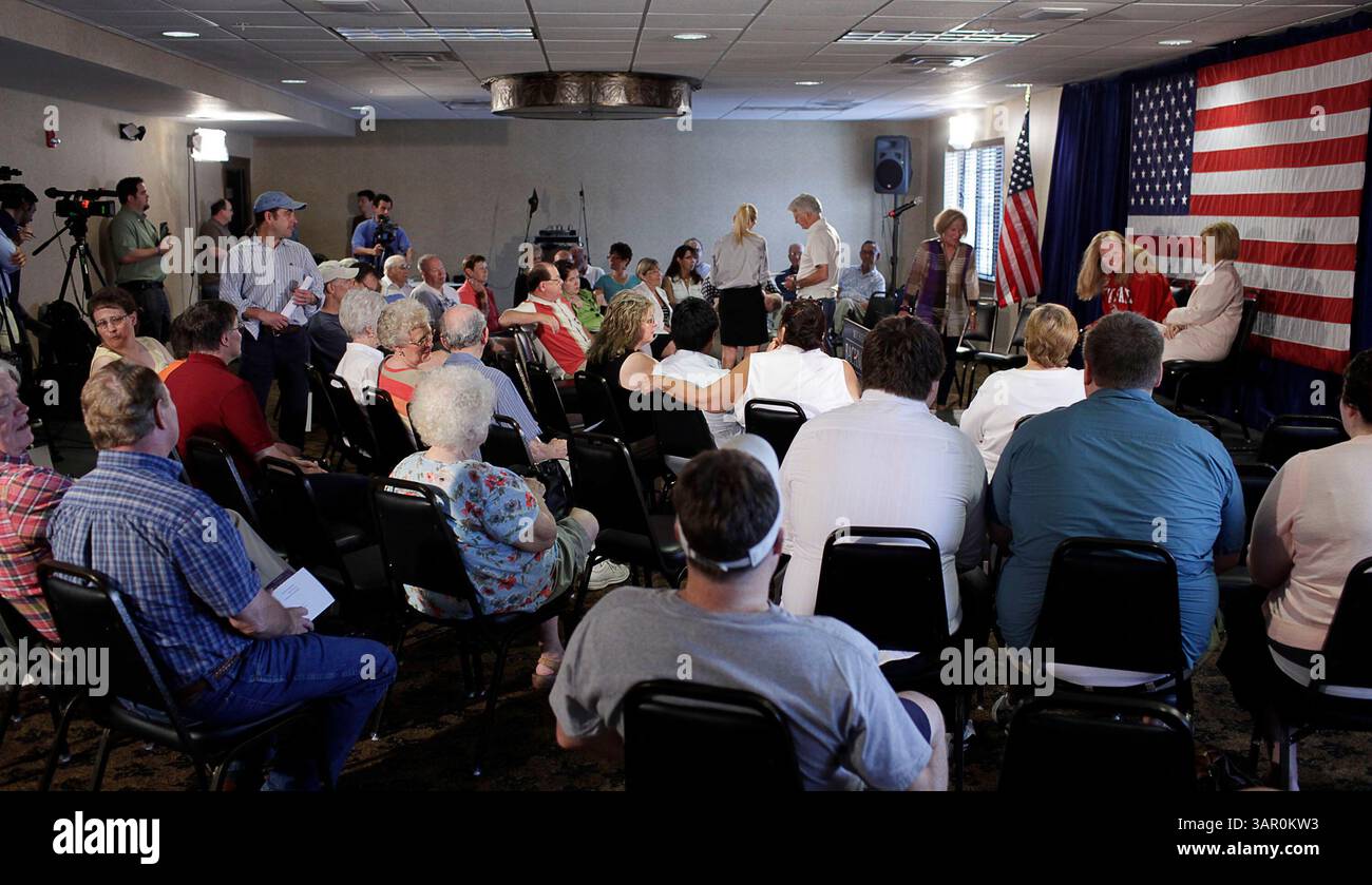 30 luglio 2011 - Sioux City, Iowa, Stati Uniti - i media locali e i sostenitori attendono una telefonata dal membro del Congresso degli Stati Uniti Michele Bachmann (Minn.-R) a Sioux City durante una campagna elettorale allo Stony Creek Inn. Lo staff di Bachmann ha detto che la donna del Congresso e' tornata a Washington D.C. per essere al Campidoglio, dato che la questione del tetto del debito e' ancora irrisolta. Bachmann sta facendo più sbalzi di campagna attraverso l'Iowa prima dell'incontro del sondaggio repubblicano sulla paglia dell'Iowa, che si terrà ad agosto di quest'anno. (Immagine di credito: © Jerry Mennenga /Jerry Mennenga/ZUMAPRESS.com) Foto Stock