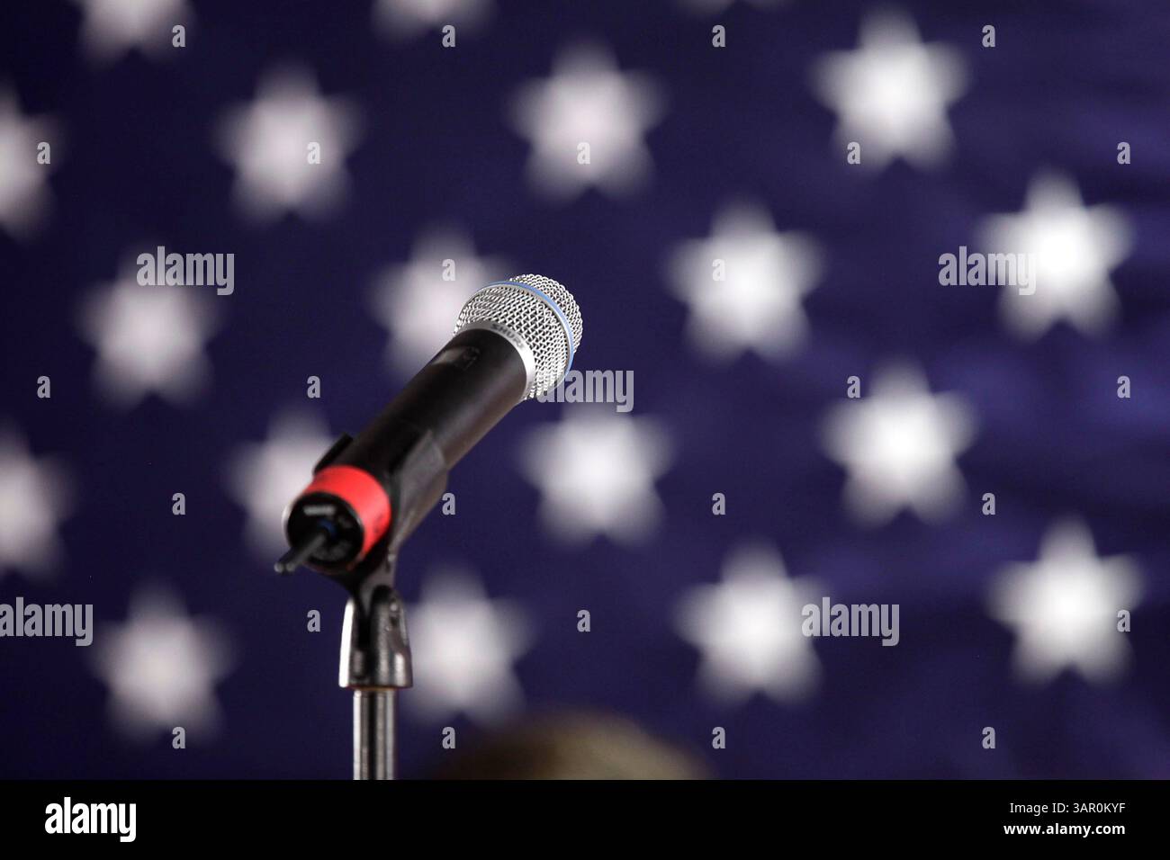 30 luglio 2011 - Sioux City, Iowa, Stati Uniti - la deputata degli Stati Uniti Michele Bachmann (R-MN) non ha parlato di persona con i sostenitori o i media in una sosta per la campagna di Sioux City allo Stony Creek Inn. Lo staff di Bachmann ha detto che e' tornata a Washington per essere al Campidoglio, dato che il problema con il tetto del debito e' ancora irrisolto e stava facendo un telefono per tornare in Iowa. (Immagine di credito: © Jerry Mennenga/ZUMAPRESS.com) Foto Stock