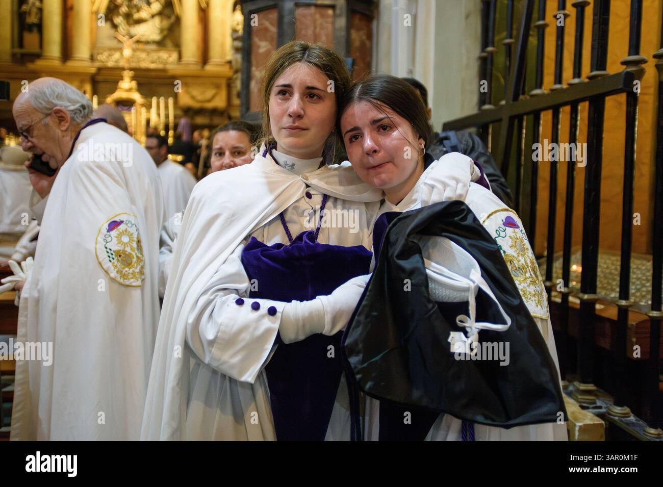 Madrid, Spagna. 16 aprile 2025. Persone prima della processione di Los Gitanos nella Parrocchia di nostra Signora di Carmen, il 16 aprile 2025, a Madrid, Spagna. (Foto di Oscar Gonzalez/Sipa USA) credito: SIPA US/Alamy Live News Foto Stock