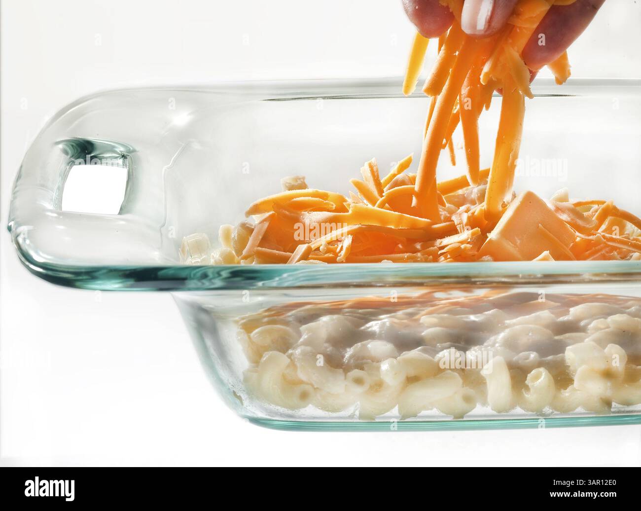 12 luglio 2011 - Chicago, Illinois, USA - se la tua famiglia ha un cibo confezionato che ama, come mac & cheese, vale la pena di farlo da zero per un gusto migliore e meno conservanti e ingredienti sconosciuti. (Immagine di credito: © Bill Hogan/Chicago Tribune/MCT/ZUMAPRESS.com) Foto Stock 12 luglio 2011 - Chicago, Illinois, USA - se la tua famiglia ha un cibo confezionato che ama, come mac & cheese, vale la pena di farlo da zero per un gusto migliore e meno conservanti e ingredienti sconosciuti. (Immagine di credito: © Bill Hogan/Chicago Tribune/MCT/ZUMAPRESS.com) Foto Stock