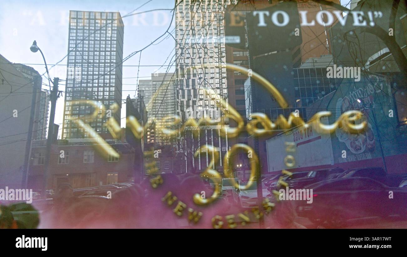 Uno scatto accattivante che mostra il riflesso dei grattacieli di Toronto dietro il logo dorato di "Riverdance 30: The New Generation". Questa immagine acquisisce il valore Foto Stock