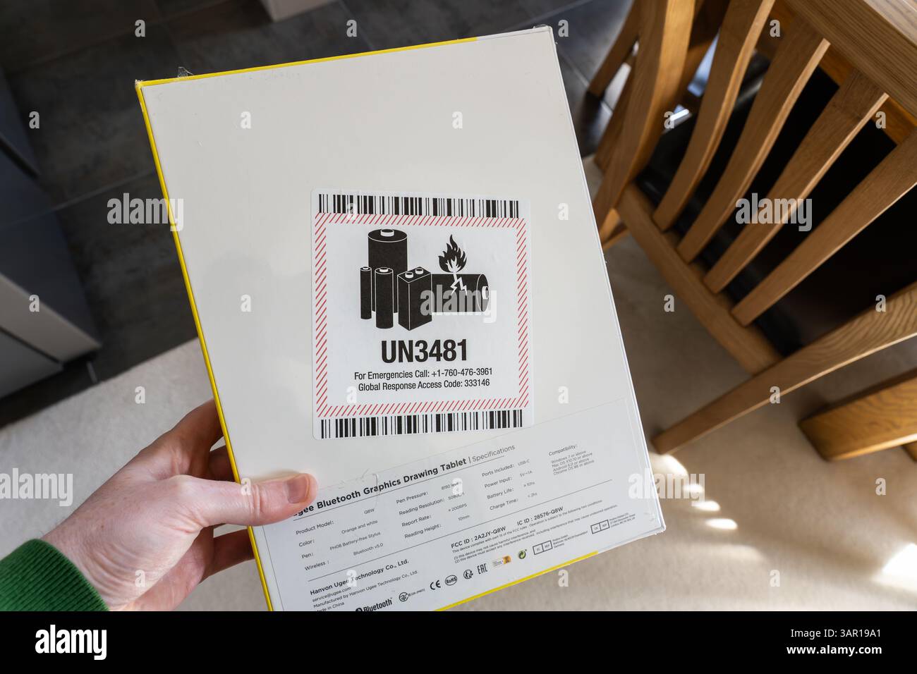 Pacchetto con tavoletta grafica contenente batterie agli ioni di litio con etichetta UN3481 che indica le batterie come merci pericolose contenute nell'apparecchiatura. REGNO UNITO Foto Stock