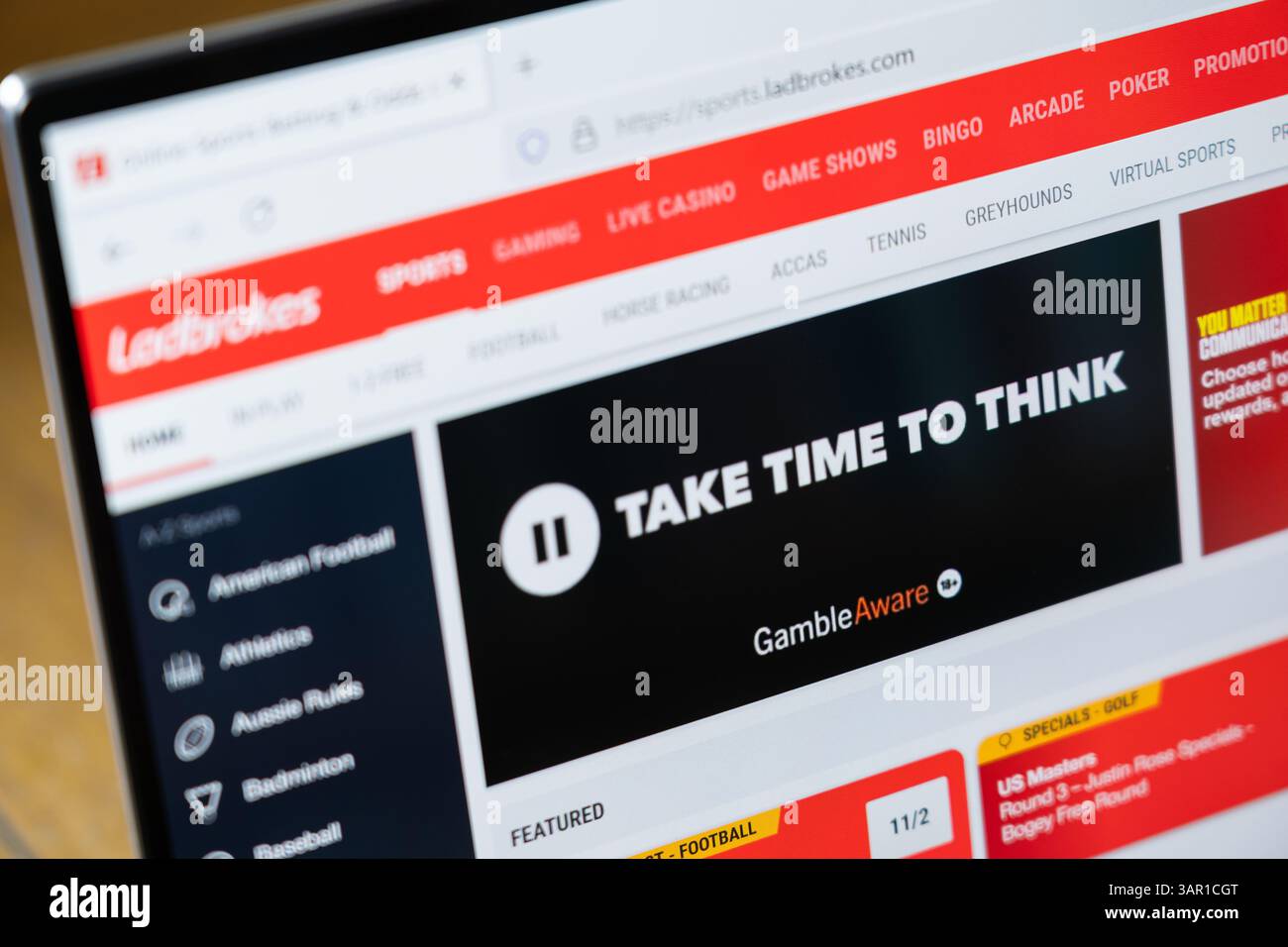 Il sito web Ladbrokes, una società di gioco d'azzardo britannica, con un messaggio "Take Time to think" (prendetevi tempo per pensare) da parte di Gamble Aware, un'organizzazione benefica che mira a ridurre i danni al gioco d'azzardo Foto Stock