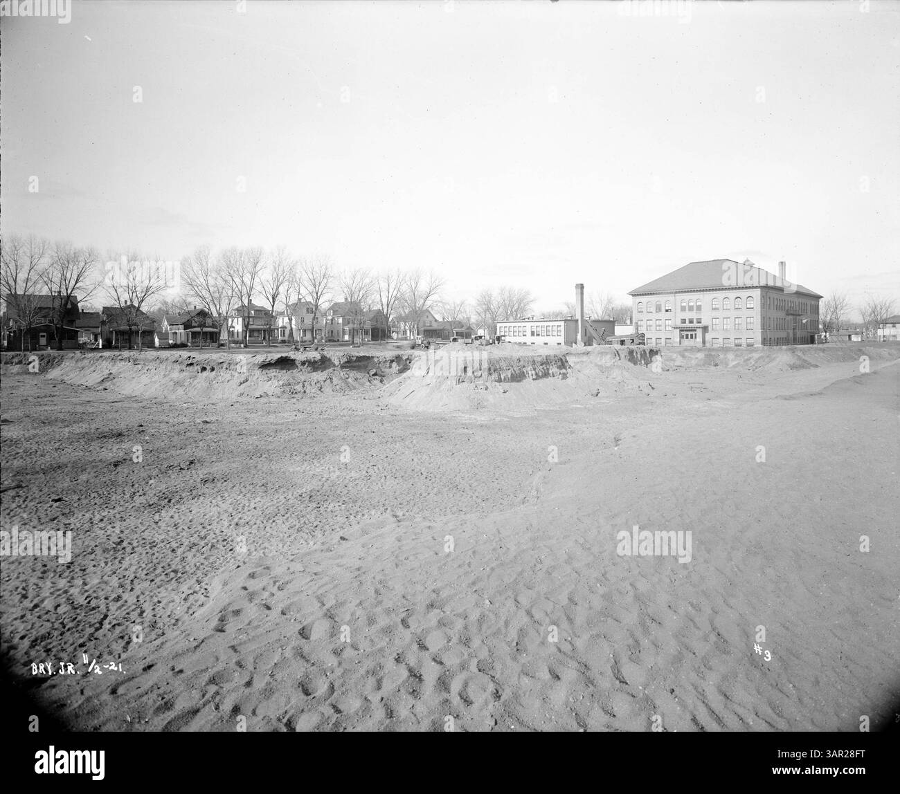 Bryant Jr. La costruzione delle scuole superiori è in corso. La scuola, inaugurata nel 1923, è vista accanto alla Warrington School. Accanto a Warrington è posizionata un'unità a sezioni portatile, con il paesaggio circostante visibile. Foto Stock