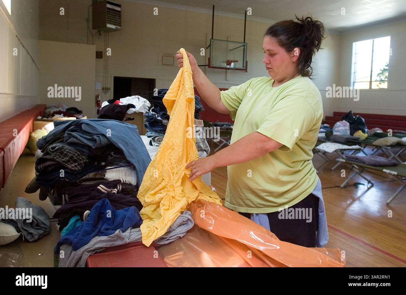 29 aprile 2011 - Decatur, Alabama, Stati Uniti - KATRINA MILLER guarda i pezzi di abbigliamento donati all'interno della palestra della Ryan School nella contea di Eastern Morgan. Ha perso tutto quando la sua casa e' stata distrutta da un tornado mercoledì. Ha dormito nella palestra della scuola da mercoledì. (Immagine di credito: &#169; Jeronimo Nisa/ZUMAPRESS.com) Foto Stock