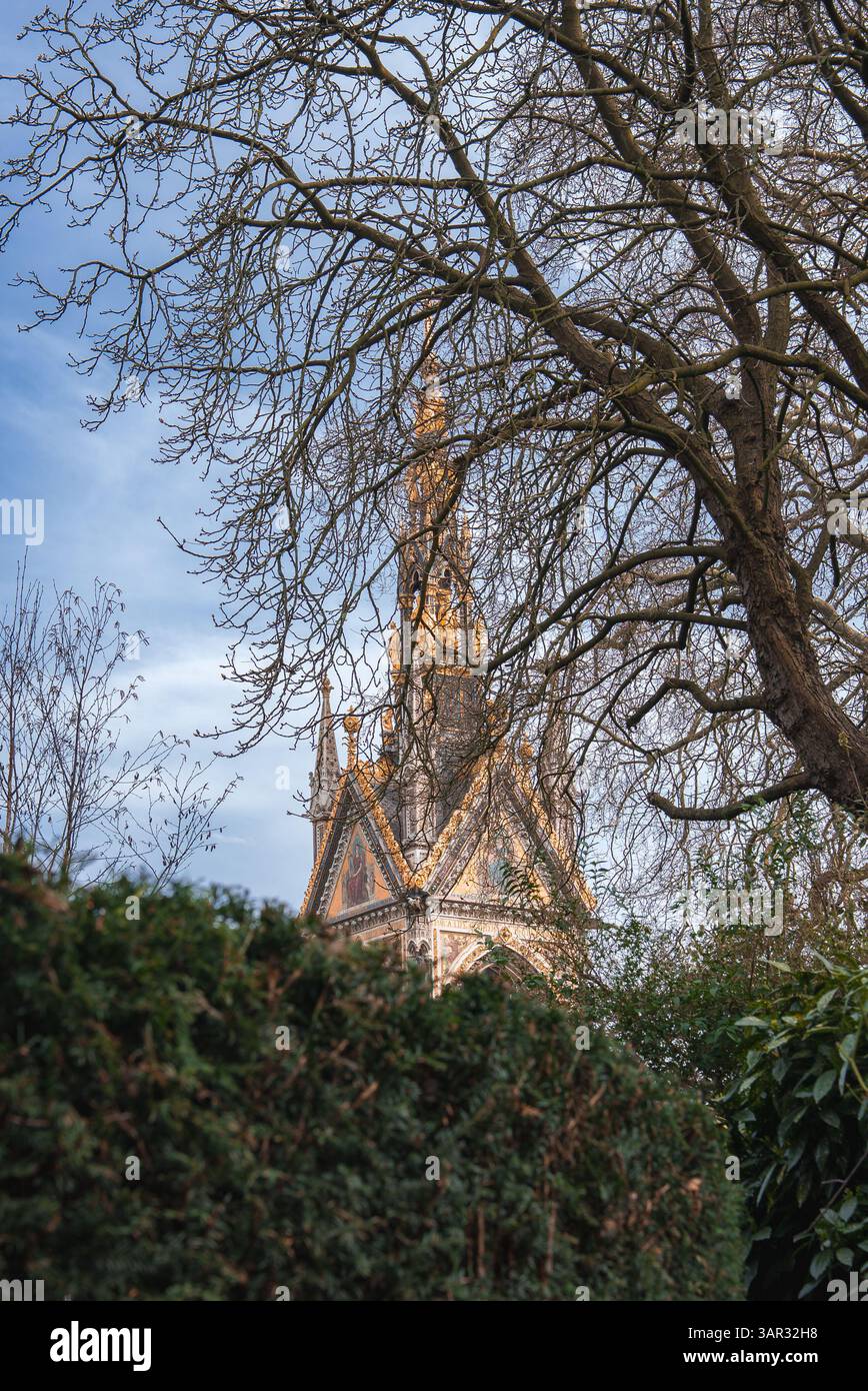 Albert Memorial Spire incorniciata da alberi e vegetazione nel London Park Foto Stock