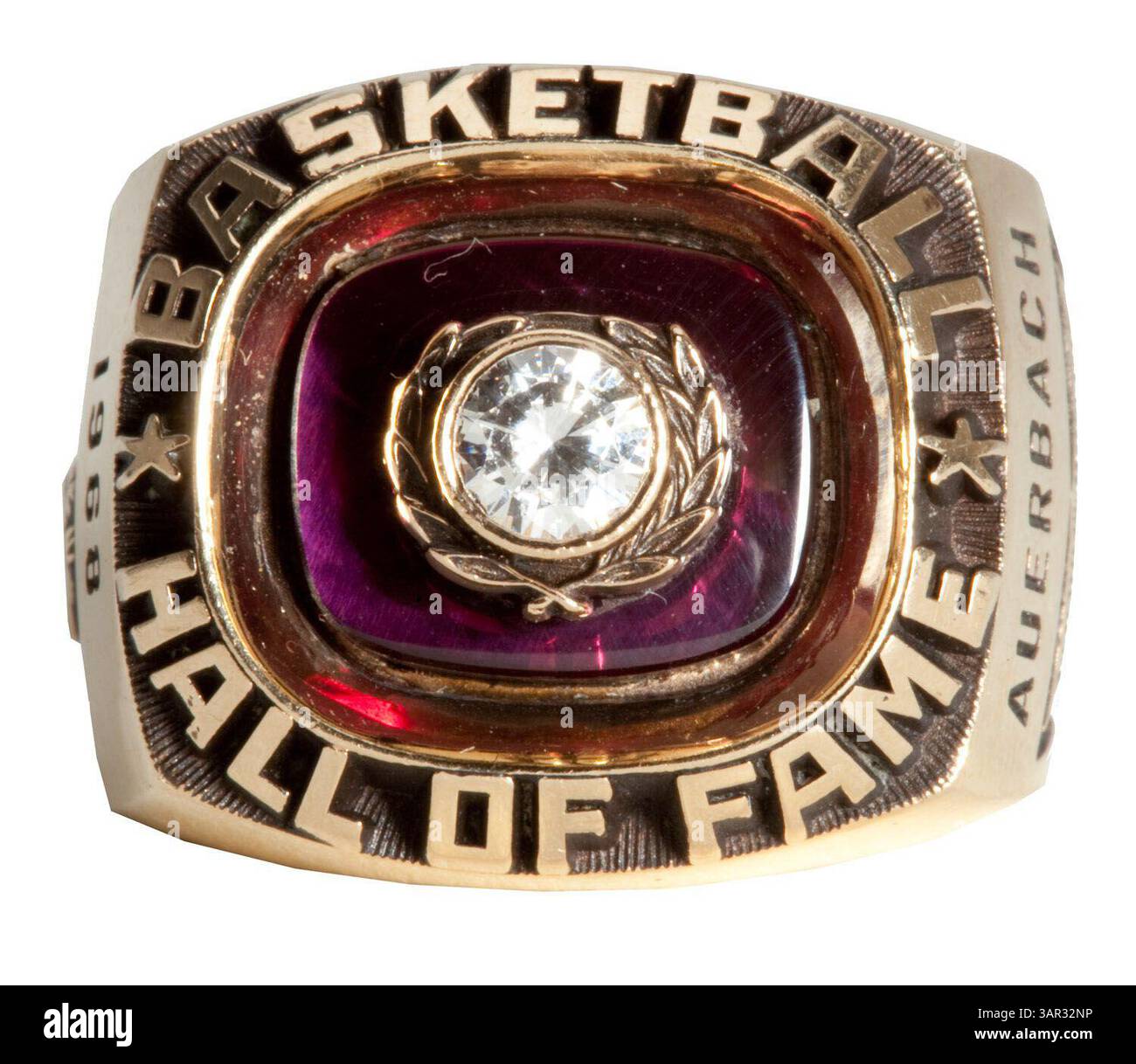 1° maggio 2011 - Laguna Niguel, California, Stati Uniti - l'asta di aprile di SCP ha stabilito prezzi record per alcuni pezzi rari di cimeli sportivi, tra cui parte della collezione immobiliare dell'allenatore NBA della Hall of Fame Arnold "Red" Auerbach. Tra gli elementi più importanti della sua collezione personale di cimeli di basket ricordiamo i suoi anelli del campionato NBA dei Boston Celtics del 1981 ($82.727), 1957 ($062.750), 1962 ($78.709), 1974 ($41.435); il suo anello di induzione della Basketball Hall of Fame del 1968 ($50.41); e una maglia da rookie indossata dai Boston Celtics della collezione personale di Auerbach ($435.80). (Immagine di credito: © SCP Auctions Foto Stock