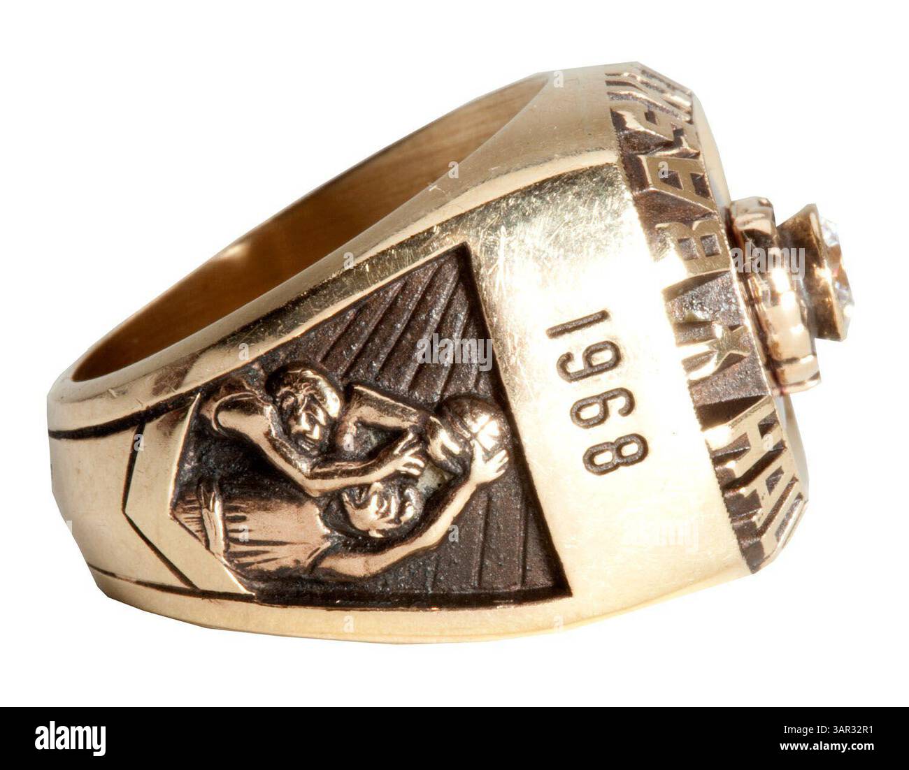 1° maggio 2011 - Laguna Niguel, California, Stati Uniti - l'asta di aprile di SCP ha stabilito prezzi record per alcuni pezzi rari di cimeli sportivi, tra cui parte della collezione immobiliare dell'allenatore NBA della Hall of Fame Arnold "Red" Auerbach. Tra gli elementi più importanti della sua collezione personale di cimeli di basket ricordiamo i suoi anelli del campionato NBA dei Boston Celtics del 1981 ($82.727), 1957 ($062.750), 1962 ($78.709), 1974 ($41.435); il suo anello di induzione della Basketball Hall of Fame del 1968 ($50.41); e una maglia da rookie indossata dai Boston Celtics della collezione personale di Auerbach ($435.80). (Immagine di credito: © SCP Auctions Foto Stock