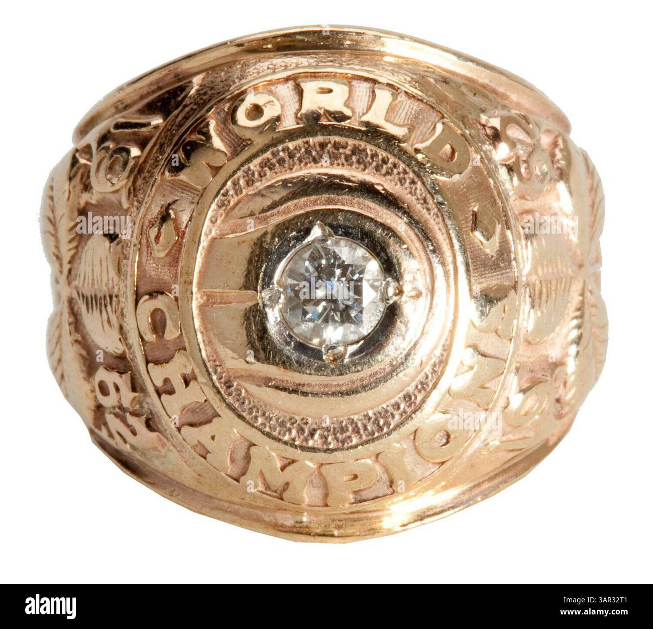 1° maggio 2011 - Laguna Niguel, California, Stati Uniti - l'asta di aprile di SCP ha stabilito prezzi record per alcuni pezzi rari di cimeli sportivi, tra cui parte della collezione immobiliare dell'allenatore NBA della Hall of Fame Arnold "Red" Auerbach. Tra gli elementi più importanti della sua collezione personale di cimeli di basket ricordiamo i suoi anelli del campionato NBA dei Boston Celtics del 1981 ($82.727), 1957 ($062.750), 1962 ($78.709), 1974 ($41.435); il suo anello di induzione della Basketball Hall of Fame del 1968 ($50.41); e una maglia da rookie indossata dai Boston Celtics della collezione personale di Auerbach ($435.80). (Immagine di credito: © SCP Auctions Foto Stock