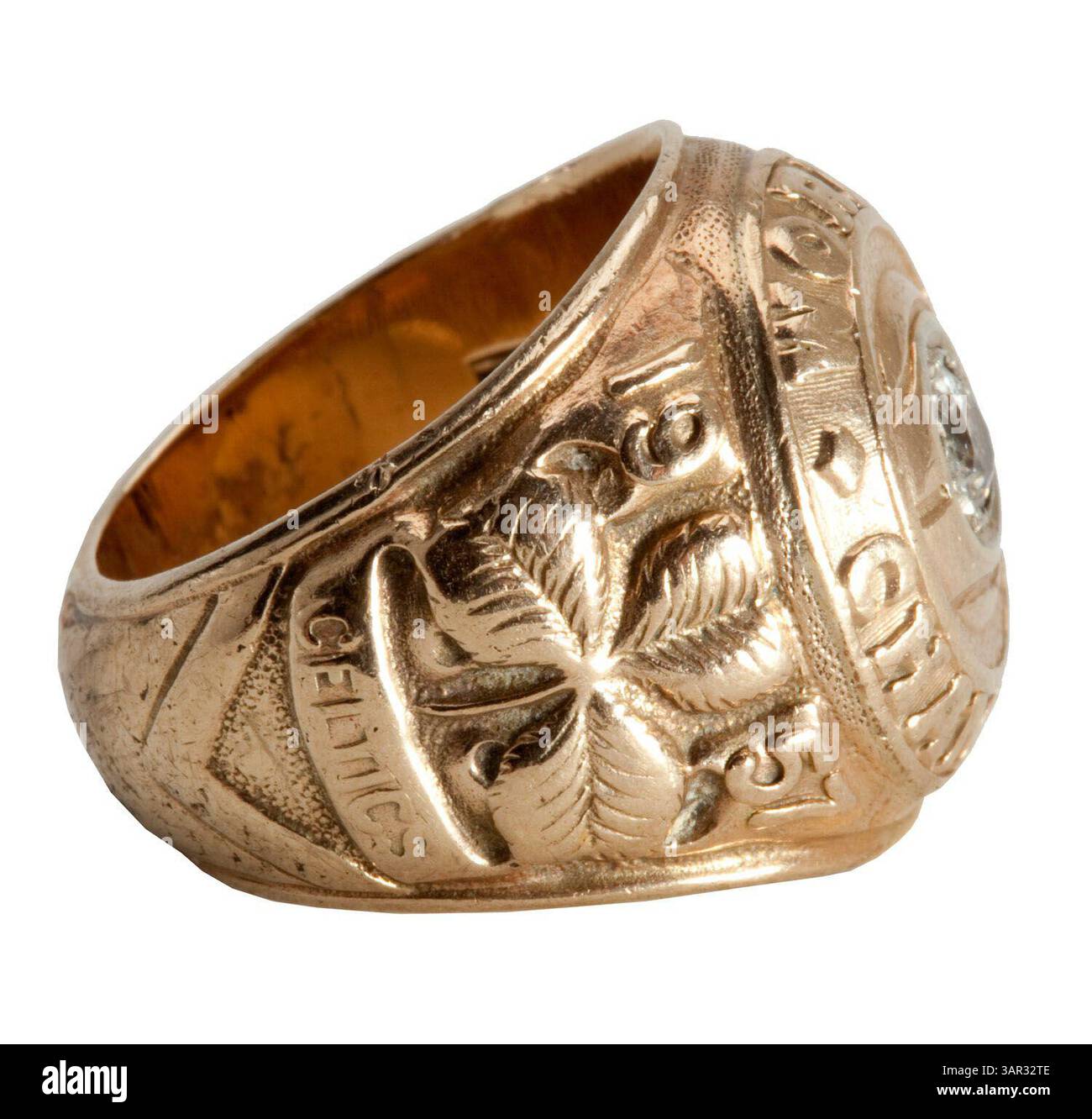 1° maggio 2011 - Laguna Niguel, California, Stati Uniti - l'asta di aprile di SCP ha stabilito prezzi record per alcuni pezzi rari di cimeli sportivi, tra cui parte della collezione immobiliare dell'allenatore NBA della Hall of Fame Arnold "Red" Auerbach. Tra gli elementi più importanti della sua collezione personale di cimeli di basket ricordiamo i suoi anelli del campionato NBA dei Boston Celtics del 1981 ($82.727), 1957 ($062.750), 1962 ($78.709), 1974 ($41.435); il suo anello di induzione della Basketball Hall of Fame del 1968 ($50.41); e una maglia da rookie indossata dai Boston Celtics della collezione personale di Auerbach ($435.80). (Immagine di credito: © SCP Auctions Foto Stock