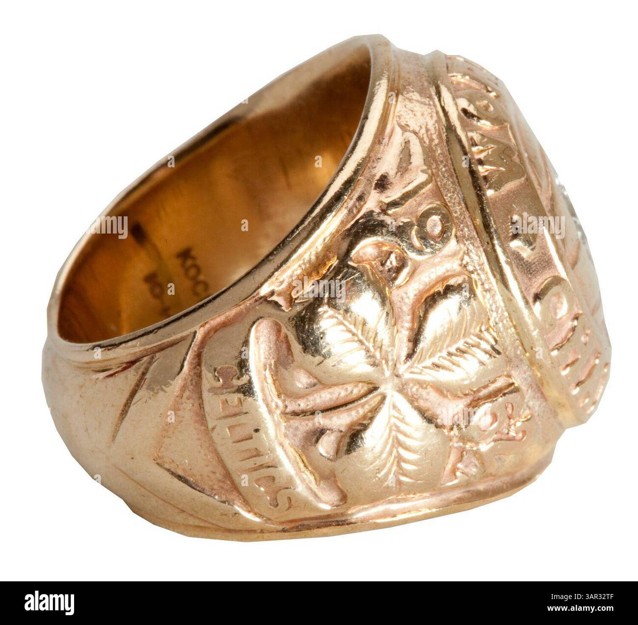 1° maggio 2011 - Laguna Niguel, California, Stati Uniti - l'asta di aprile di SCP ha stabilito prezzi record per alcuni pezzi rari di cimeli sportivi, tra cui parte della collezione immobiliare dell'allenatore NBA della Hall of Fame Arnold "Red" Auerbach. Tra gli elementi più importanti della sua collezione personale di cimeli di basket ricordiamo i suoi anelli del campionato NBA dei Boston Celtics del 1981 ($82.727), 1957 ($062.750), 1962 ($78.709), 1974 ($41.435); il suo anello di induzione della Basketball Hall of Fame del 1968 ($50.41); e una maglia da rookie indossata dai Boston Celtics della collezione personale di Auerbach ($435.80). (Immagine di credito: © SCP Auctions Foto Stock