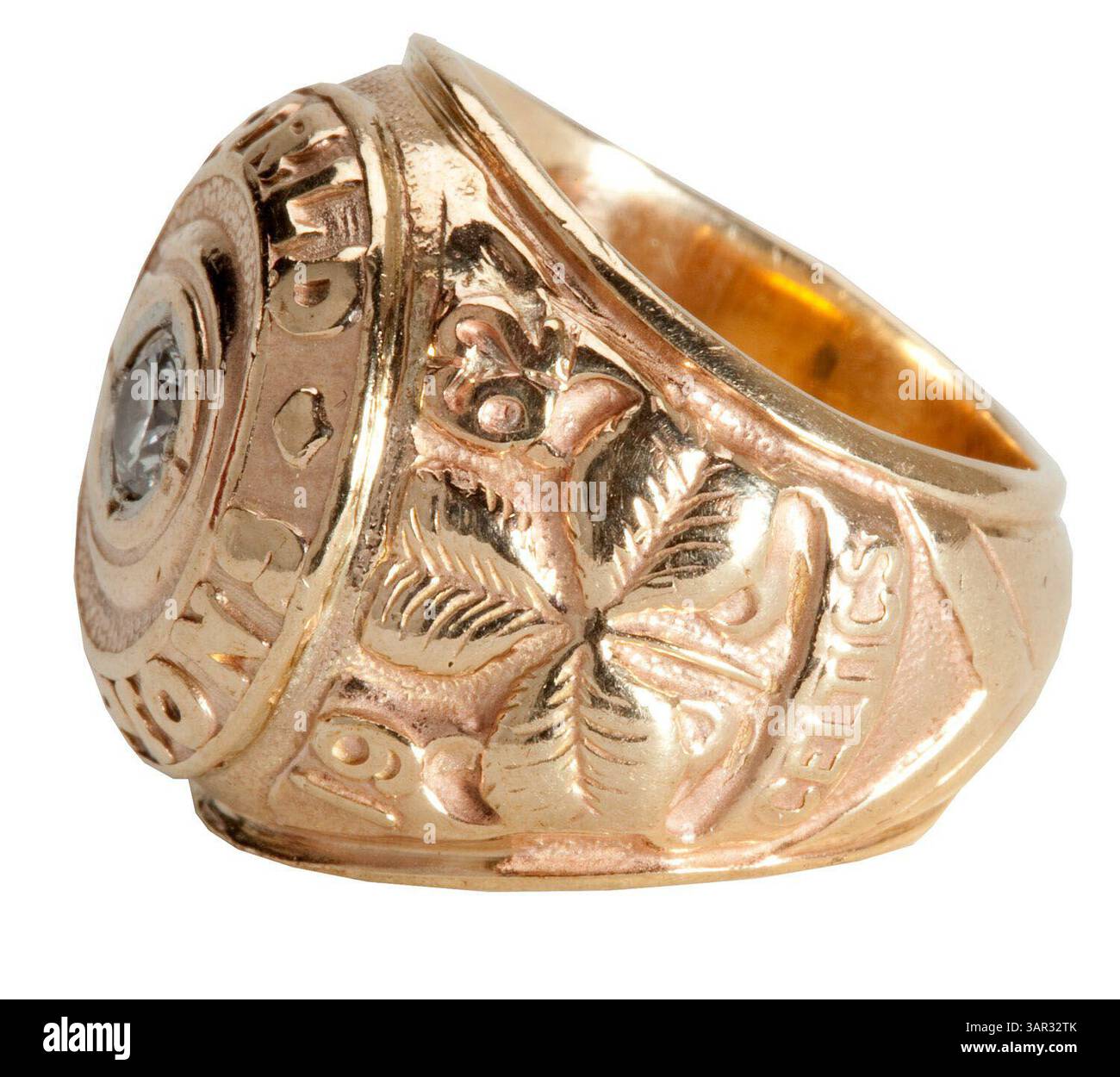 1° maggio 2011 - Laguna Niguel, California, Stati Uniti - l'asta di aprile di SCP ha stabilito prezzi record per alcuni pezzi rari di cimeli sportivi, tra cui parte della collezione immobiliare dell'allenatore NBA della Hall of Fame Arnold "Red" Auerbach. Tra gli elementi più importanti della sua collezione personale di cimeli di basket ricordiamo i suoi anelli del campionato NBA dei Boston Celtics del 1981 ($82.727), 1957 ($062.750), 1962 ($78.709), 1974 ($41.435); il suo anello di induzione della Basketball Hall of Fame del 1968 ($50.41); e una maglia da rookie indossata dai Boston Celtics della collezione personale di Auerbach ($435.80). (Immagine di credito: © SCP Auctions Foto Stock