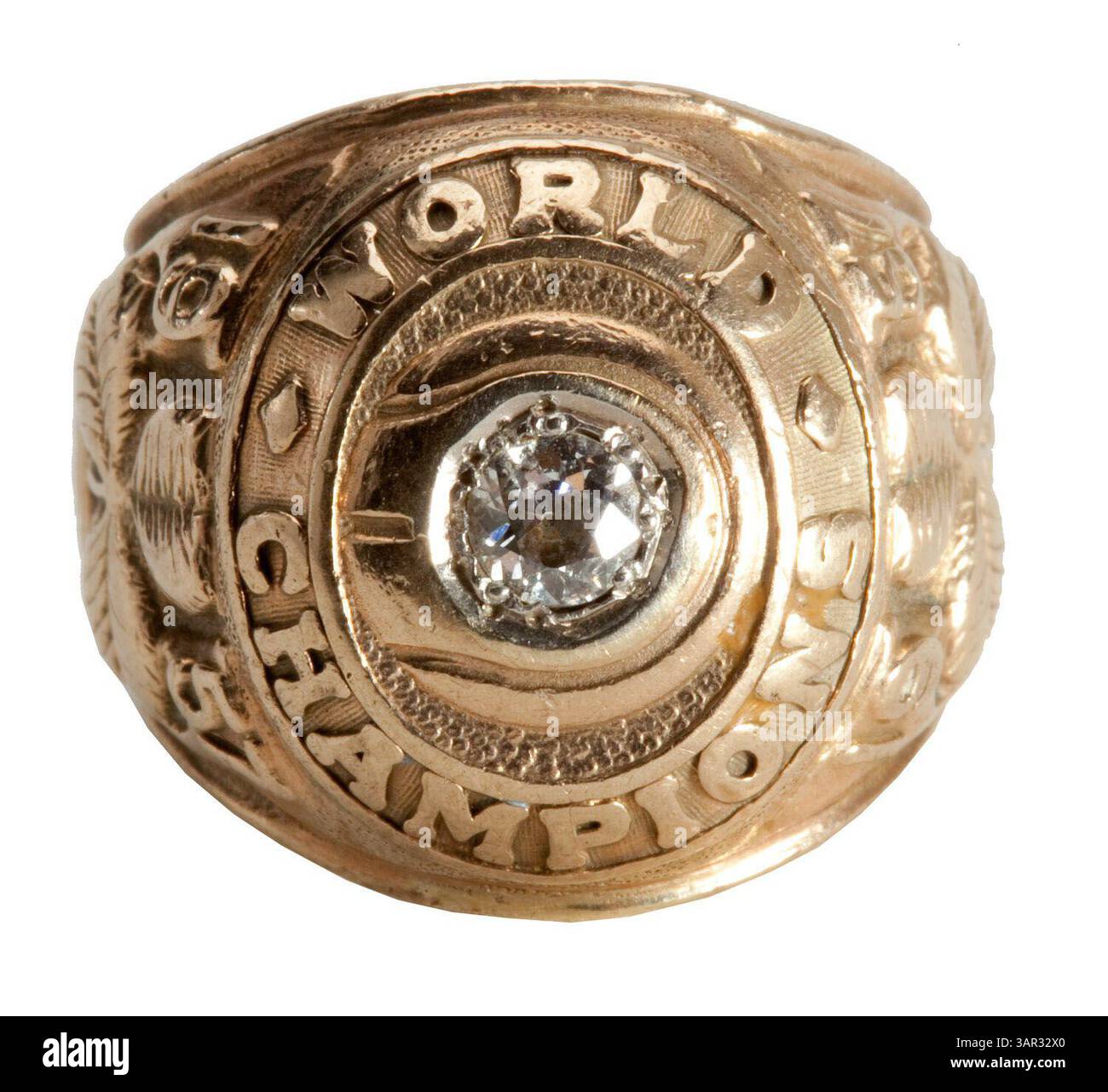 1° maggio 2011 - Laguna Niguel, California, Stati Uniti - l'asta di aprile di SCP ha stabilito prezzi record per alcuni pezzi rari di cimeli sportivi, tra cui parte della collezione immobiliare dell'allenatore NBA della Hall of Fame Arnold "Red" Auerbach. Tra gli elementi più importanti della sua collezione personale di cimeli di basket ricordiamo i suoi anelli del campionato NBA dei Boston Celtics del 1981 ($82.727), 1957 ($062.750), 1962 ($78.709), 1974 ($41.435); il suo anello di induzione della Basketball Hall of Fame del 1968 ($50.41); e una maglia da rookie indossata dai Boston Celtics della collezione personale di Auerbach ($435.80). (Immagine di credito: © SCP Auctions Foto Stock