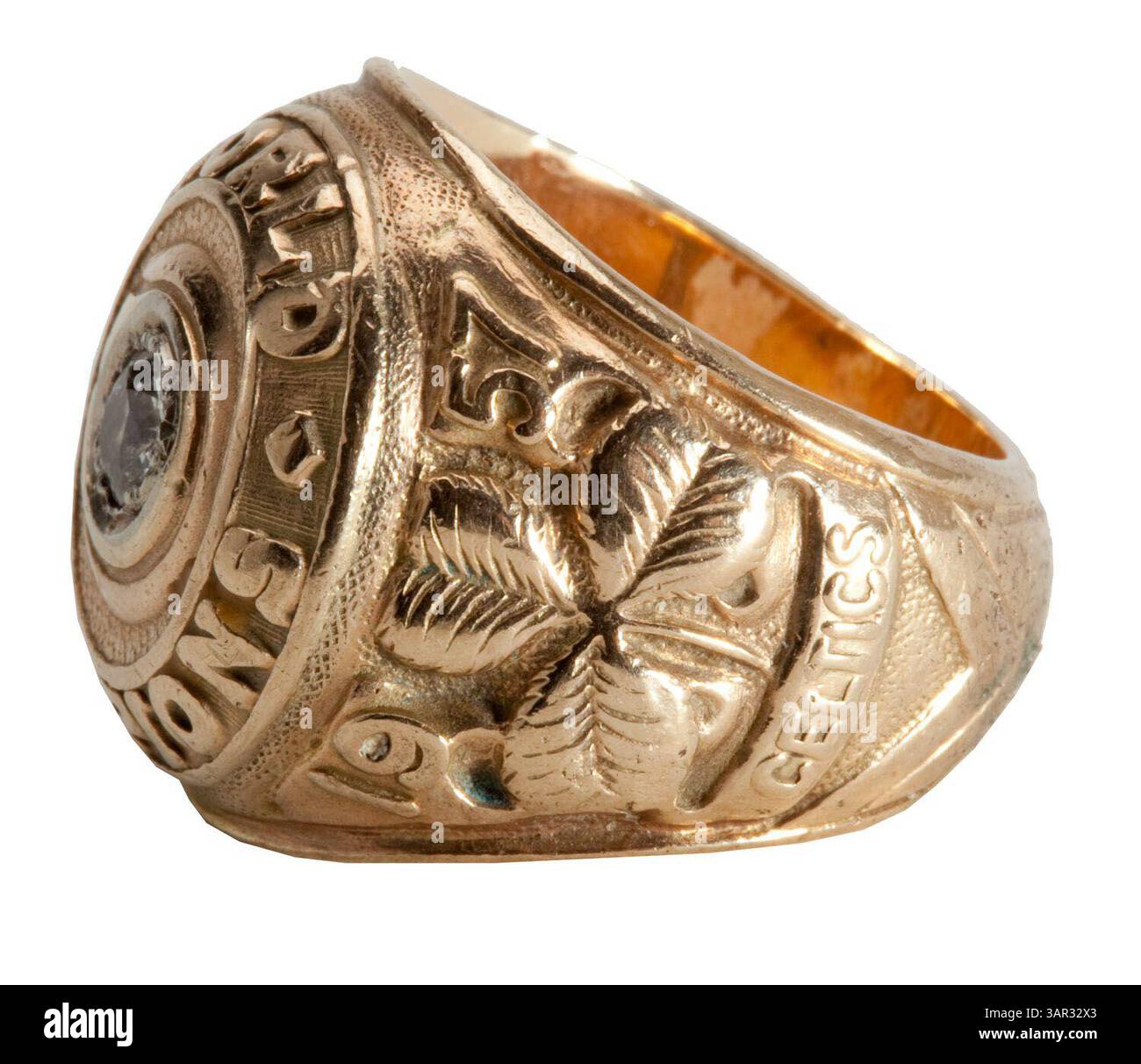 1° maggio 2011 - Laguna Niguel, California, Stati Uniti - l'asta di aprile di SCP ha stabilito prezzi record per alcuni pezzi rari di cimeli sportivi, tra cui parte della collezione immobiliare dell'allenatore NBA della Hall of Fame Arnold "Red" Auerbach. Tra gli elementi più importanti della sua collezione personale di cimeli di basket ricordiamo i suoi anelli del campionato NBA dei Boston Celtics del 1981 ($82.727), 1957 ($062.750), 1962 ($78.709), 1974 ($41.435); il suo anello di induzione della Basketball Hall of Fame del 1968 ($50.41); e una maglia da rookie indossata dai Boston Celtics della collezione personale di Auerbach ($435.80). (Immagine di credito: © SCP Auctions Foto Stock