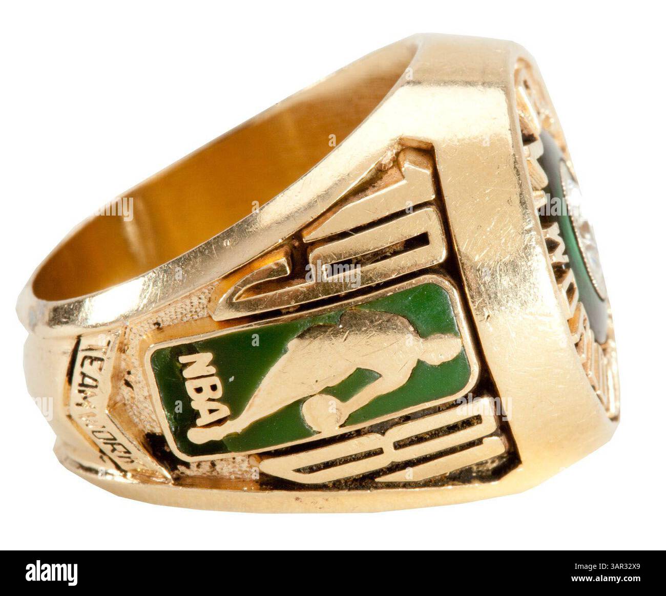 1° maggio 2011 - Laguna Niguel, California, Stati Uniti - l'asta di aprile di SCP ha stabilito prezzi record per alcuni pezzi rari di cimeli sportivi, tra cui parte della collezione immobiliare dell'allenatore NBA della Hall of Fame Arnold "Red" Auerbach. Tra gli elementi più importanti della sua collezione personale di cimeli di basket ricordiamo i suoi anelli del campionato NBA dei Boston Celtics del 1981 ($82.727), 1957 ($062.750), 1962 ($78.709), 1974 ($41.435); il suo anello di induzione della Basketball Hall of Fame del 1968 ($50.41); e una maglia da rookie indossata dai Boston Celtics della collezione personale di Auerbach ($435.80). (Immagine di credito: © SCP Auctions Foto Stock