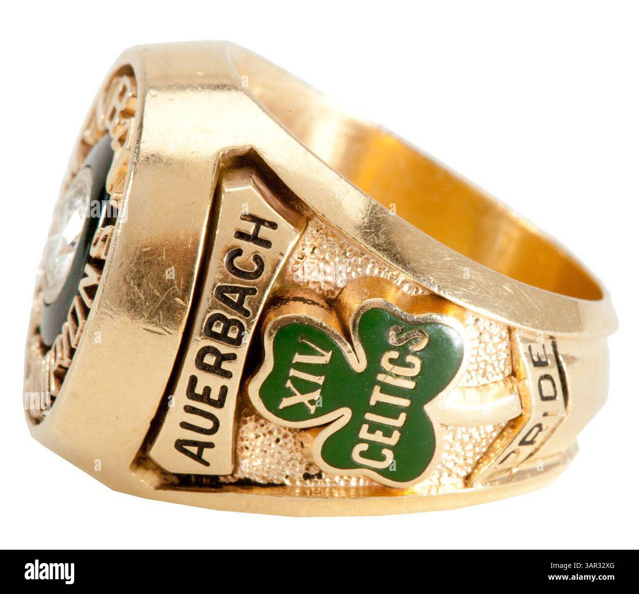 1° maggio 2011 - Laguna Niguel, California, Stati Uniti - l'asta di aprile di SCP ha stabilito prezzi record per alcuni pezzi rari di cimeli sportivi, tra cui parte della collezione immobiliare dell'allenatore NBA della Hall of Fame Arnold "Red" Auerbach. Tra gli elementi più importanti della sua collezione personale di cimeli di basket ricordiamo i suoi anelli del campionato NBA dei Boston Celtics del 1981 ($82.727), 1957 ($062.750), 1962 ($78.709), 1974 ($41.435); il suo anello di induzione della Basketball Hall of Fame del 1968 ($50.41); e una maglia da rookie indossata dai Boston Celtics della collezione personale di Auerbach ($435.80). (Immagine di credito: © SCP Auctions Foto Stock