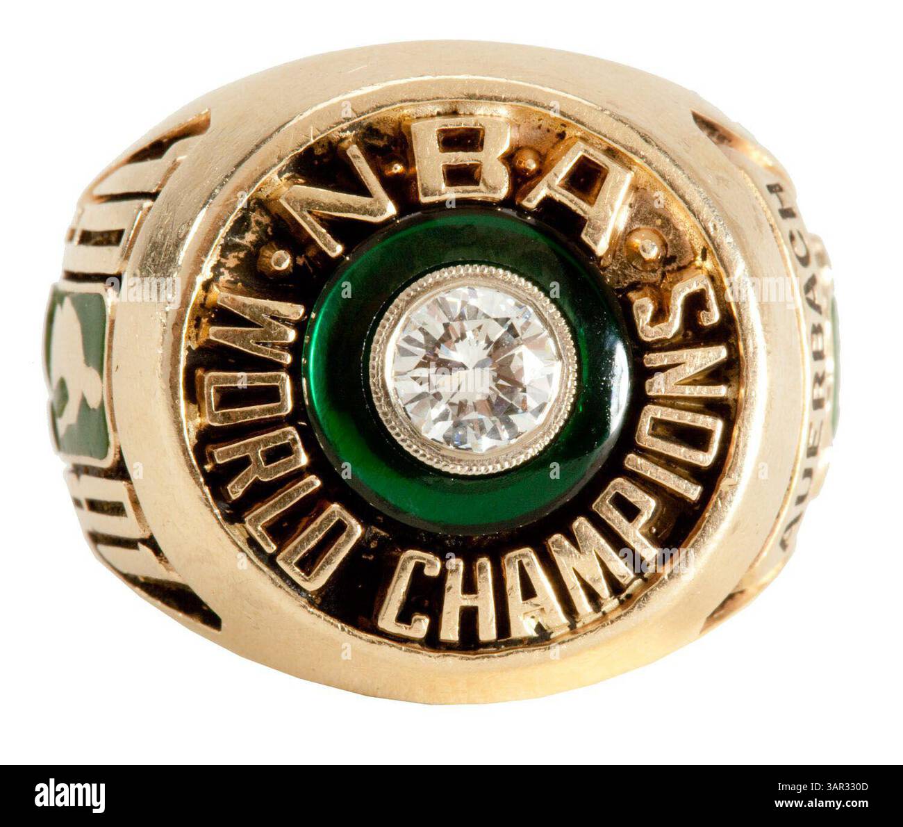 1° maggio 2011 - Laguna Niguel, California, Stati Uniti - l'asta di aprile di SCP ha stabilito prezzi record per alcuni pezzi rari di cimeli sportivi, tra cui parte della collezione immobiliare dell'allenatore NBA della Hall of Fame Arnold "Red" Auerbach. Tra gli elementi più importanti della sua collezione personale di cimeli di basket ricordiamo i suoi anelli del campionato NBA dei Boston Celtics del 1981 ($82.727), 1957 ($062.750), 1962 ($78.709), 1974 ($41.435); il suo anello di induzione della Basketball Hall of Fame del 1968 ($50.41); e una maglia da rookie indossata dai Boston Celtics della collezione personale di Auerbach ($435.80). (Immagine di credito: © SCP Auctions Foto Stock