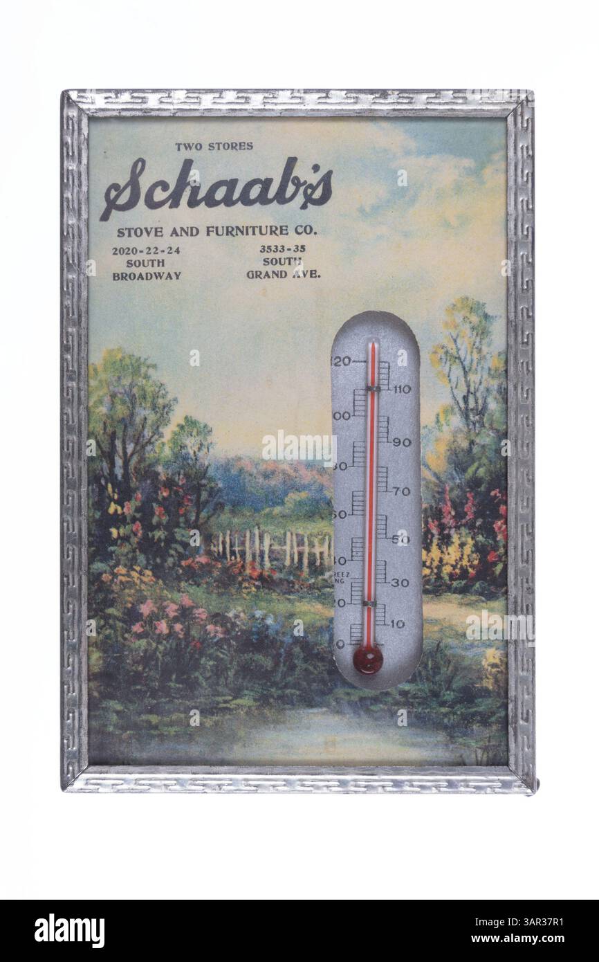Termometro pubblicitario per la Schaab's Stove and Furniture Company, fondata nel 1859 da Henry Schaab, un immigrato tedesco. L'azienda fu in seguito gestita da suo figlio Frank L. Schaab, che guidò l'azienda fino alla sua morte nel 1961. Foto Stock