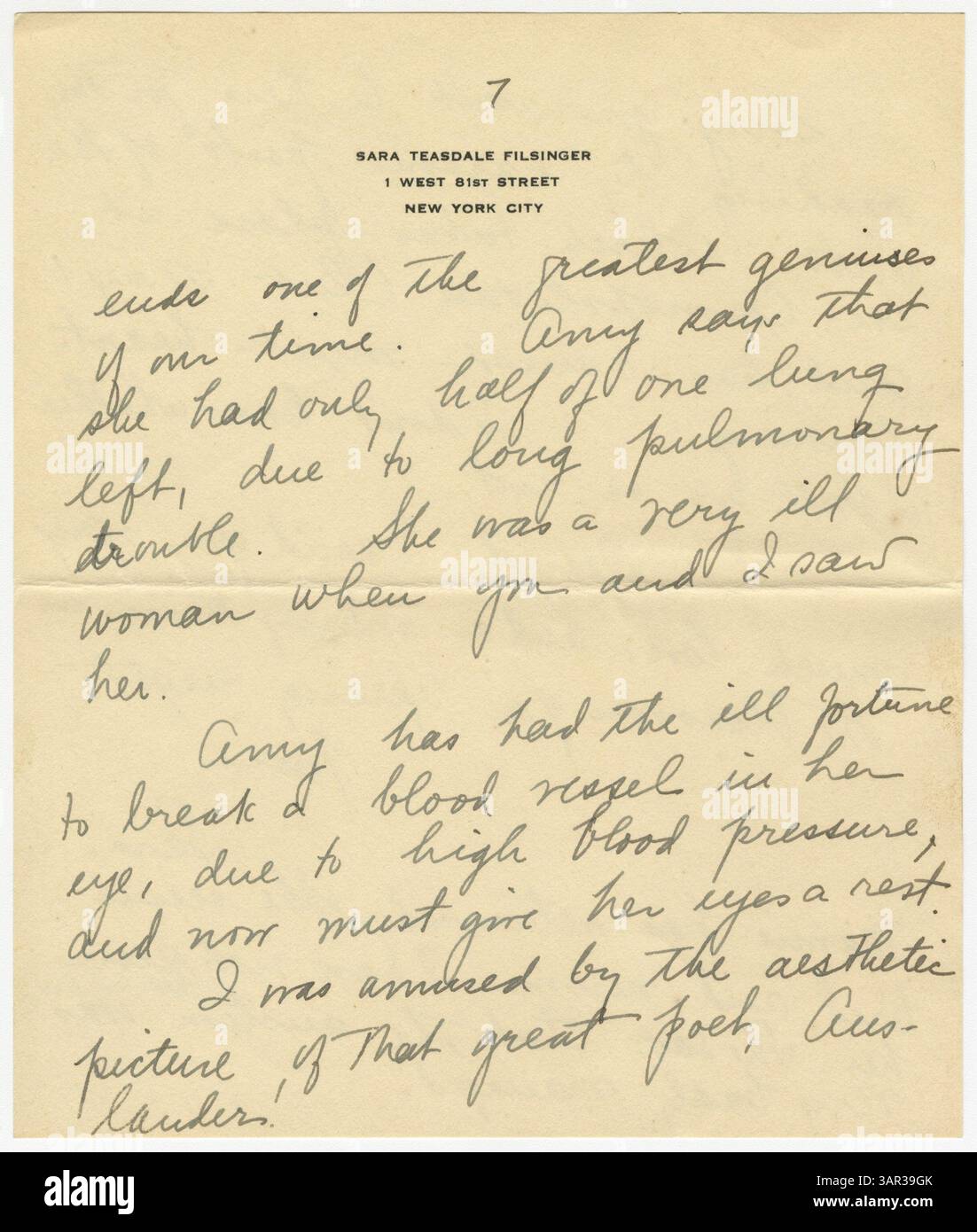 Sara Teasdale Filsinger scrive a Ernst Filsinger, raccontando il suo pranzo con Zoë Akins e la morte dell'attrice Eleanora Duse. Lei menziona la situazione dello sciopero e spera che non sia troppo stanco. La lettera è firmata e include una busta. Foto Stock
