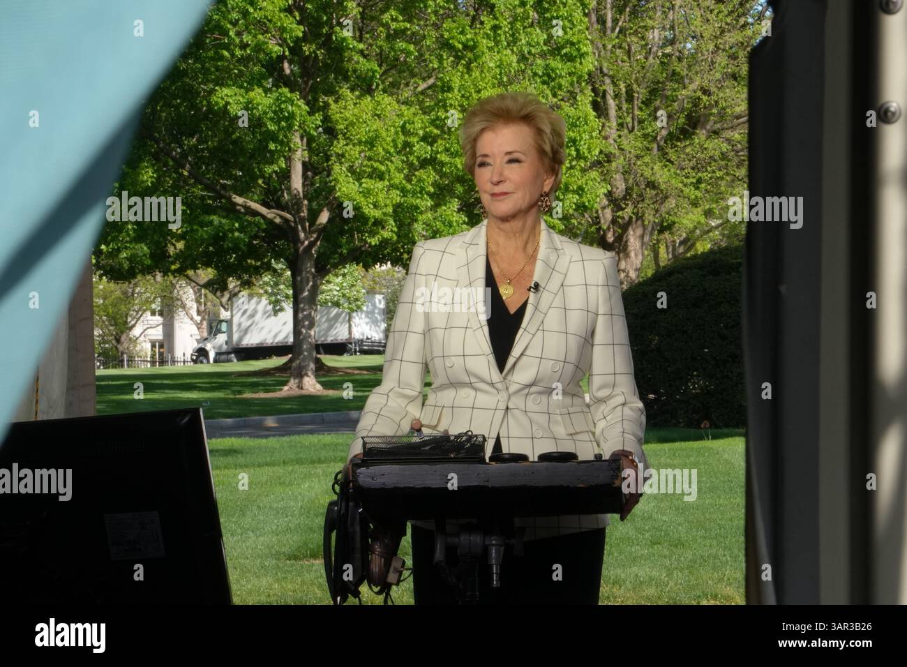 16 aprile 2025, Washington, Distretto di Columbia, USA: La segretaria per l'istruzione LINDA MCMAHON parla alla stampa alla Casa Bianca della lotta dell'amministrazione con l'Università di Harvard il 16 aprile 2025. I rapporti dei media suggeriscono che l'amministrazione Trump stia considerando di revocare lo status di esenzione fiscale di Harvard e di altre università. (Immagine di credito: © Andrew Leyden/ZUMA Press Wire) SOLO PER USO EDITORIALE! Non per USO commerciale! Foto Stock