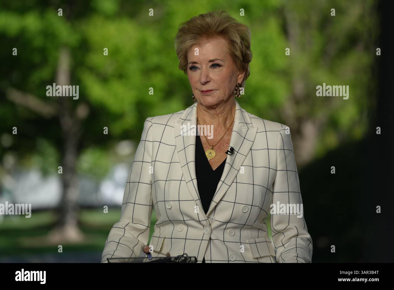 16 aprile 2025, Washington, Distretto di Columbia, USA: La segretaria per l'istruzione LINDA MCMAHON parla alla stampa alla Casa Bianca della lotta dell'amministrazione con l'Università di Harvard il 16 aprile 2025. I rapporti dei media suggeriscono che l'amministrazione Trump stia considerando di revocare lo status di esenzione fiscale di Harvard e di altre università. (Immagine di credito: © Andrew Leyden/ZUMA Press Wire) SOLO PER USO EDITORIALE! Non per USO commerciale! Foto Stock