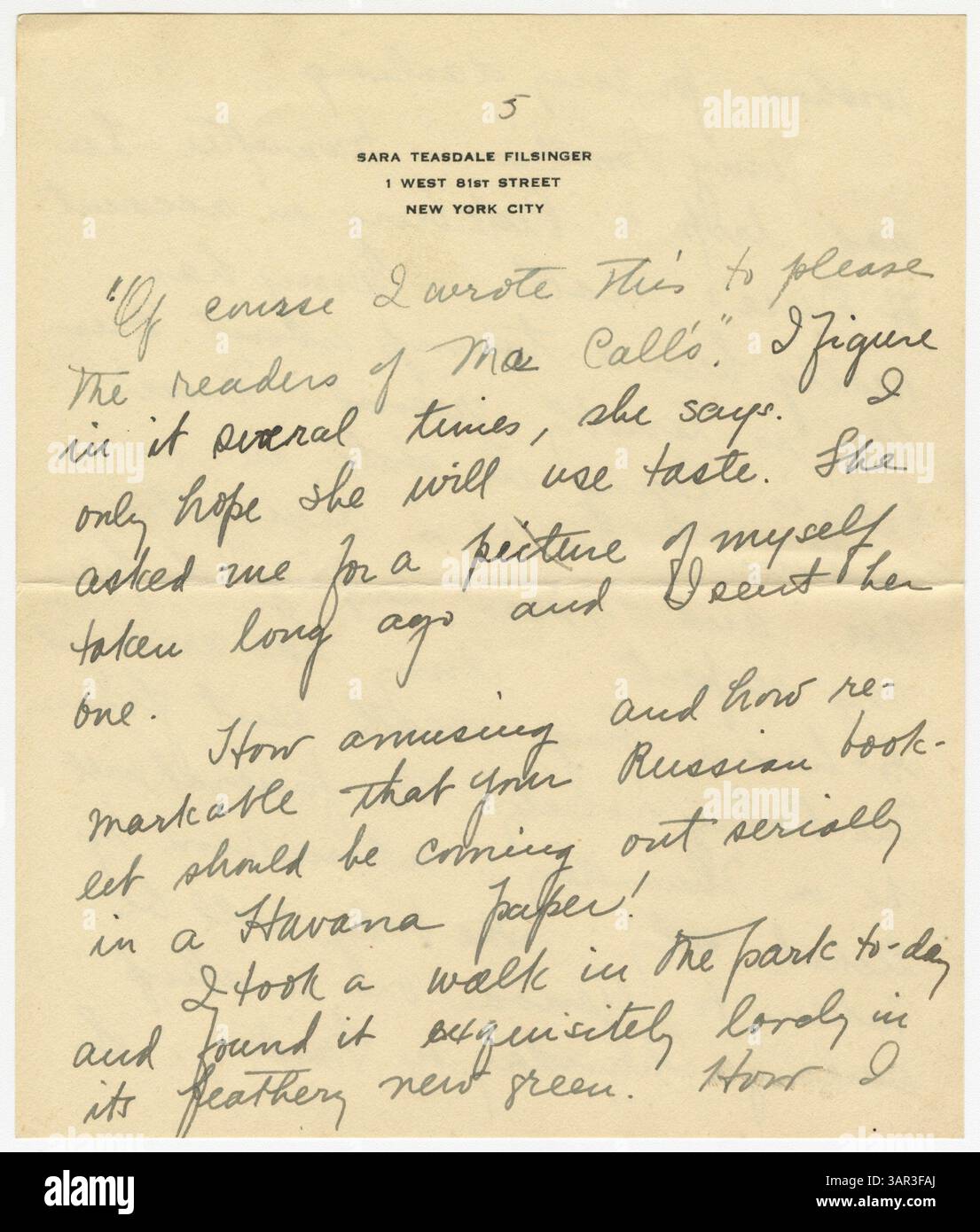Sara Teasdale Filsinger scrive a Ernst Filsinger di New York, riflettendo sul pranzo con Zoë Akins, sulla morte dell'attrice Eleanora Duse e aggiornamenti sullo sciopero. Spera che non sarà troppo stanco durante il suo viaggio a Santiago. La lettera è firmata e include una busta. Foto Stock