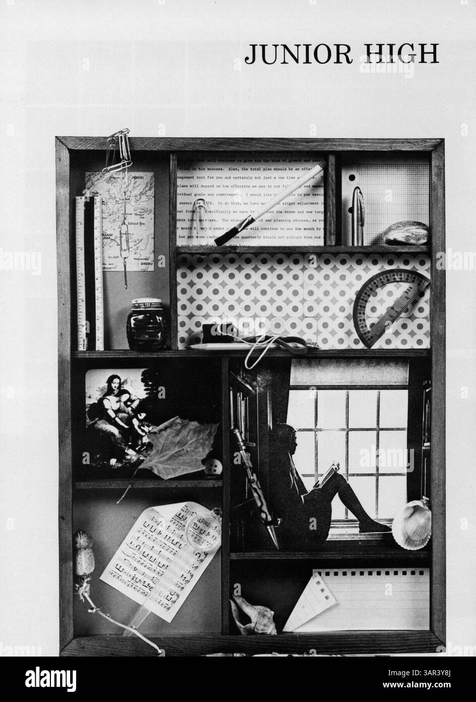 Questo annuario del 1978 della St. Anthony Village High School documenta gli studenti, gli insegnanti, i club, l'atletica leggera e gli eventi chiave dell'anno scolastico 1977-1978. Serve come registro della vita degli studenti e delle attività durante quel periodo. Foto Stock