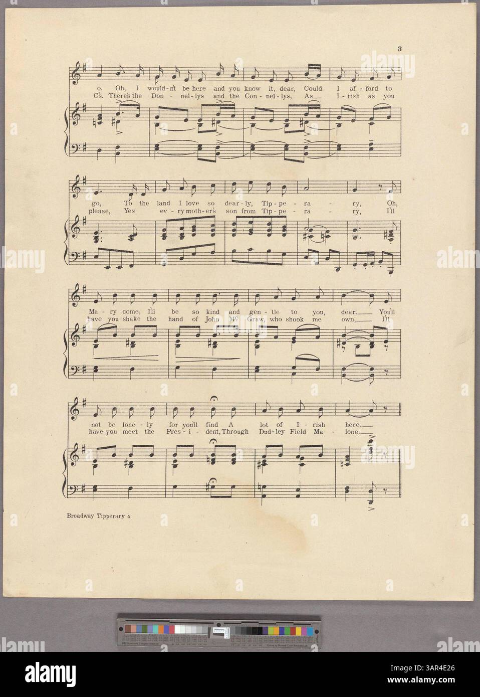 Gli spartiti di Broadway Tipperary fanno parte della recensione musicale di Cohan and Harris Hello Broadway, con musica e testi di Geo. M. Cohan. La gamma vocale è D4-D5, mentre la copertina posteriore contiene annunci pubblicitari per altre riproduzioni. La copertina anteriore enfatizza il concetto di "trapunta pazza musicale" dello spettacolo. Foto Stock