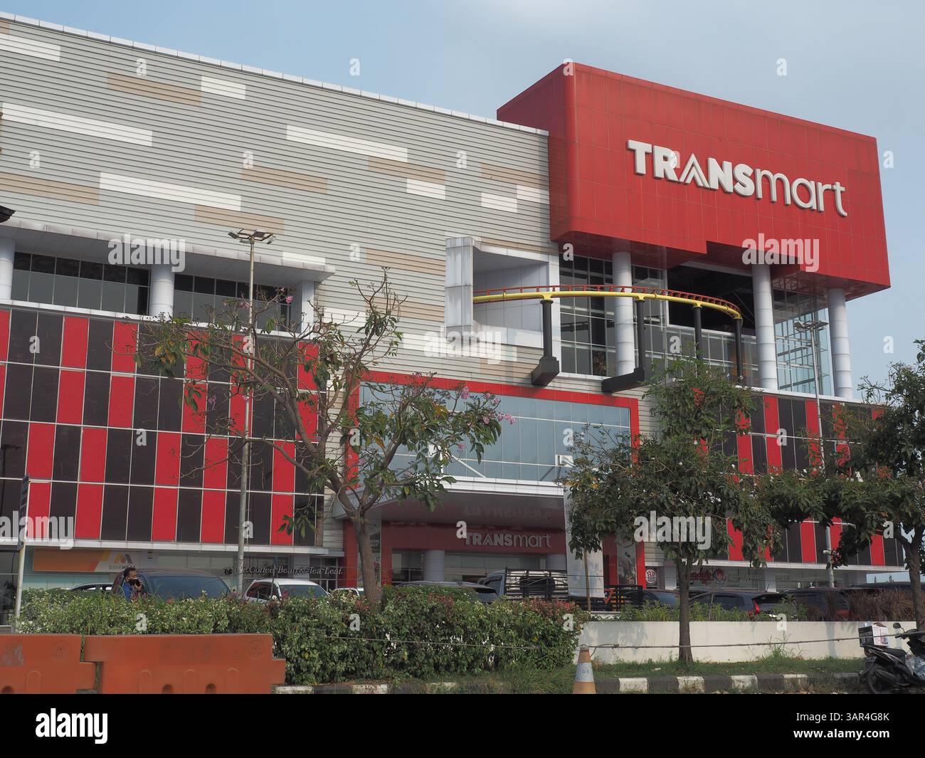 Sidoarjo, Indonesia - 26 settembre 2021: Transmart è un luogo per lo shopping con un concetto nuovo e moderno che combina ipermercati, intrattenimento e Foto Stock