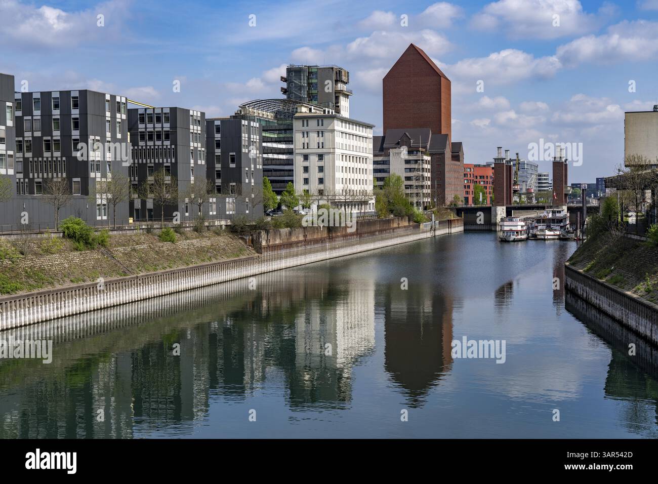 Il Ponte Schwanentor, situato nel porto interno di Duisburg, è uno dei 3 ponti sollevabili, può essere sollevato fino a 10 metri, appena ristrutturato, collega la città Foto Stock
