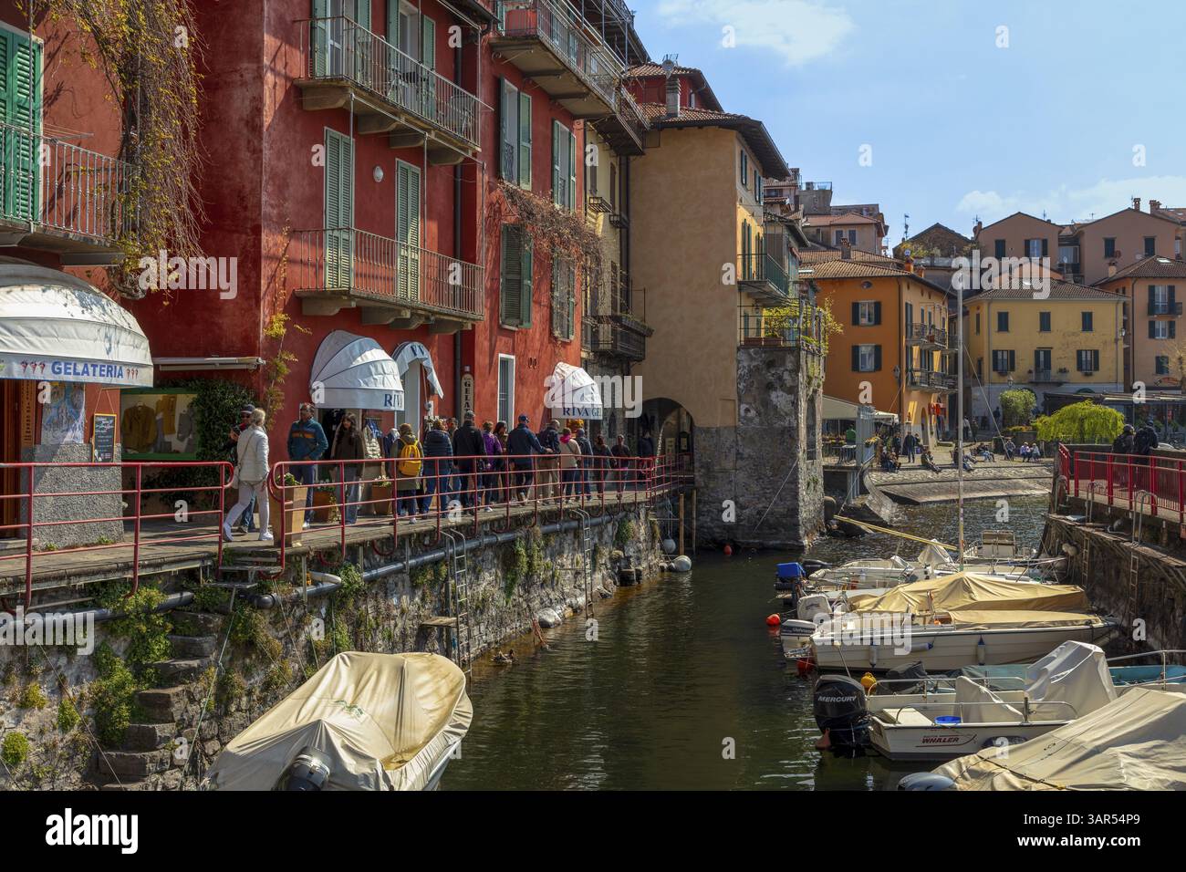 Abitanti dello storico villaggio di pescatori, Varenna, Lago di Como, Lecco, Lombardia, Italia, Europa Foto Stock